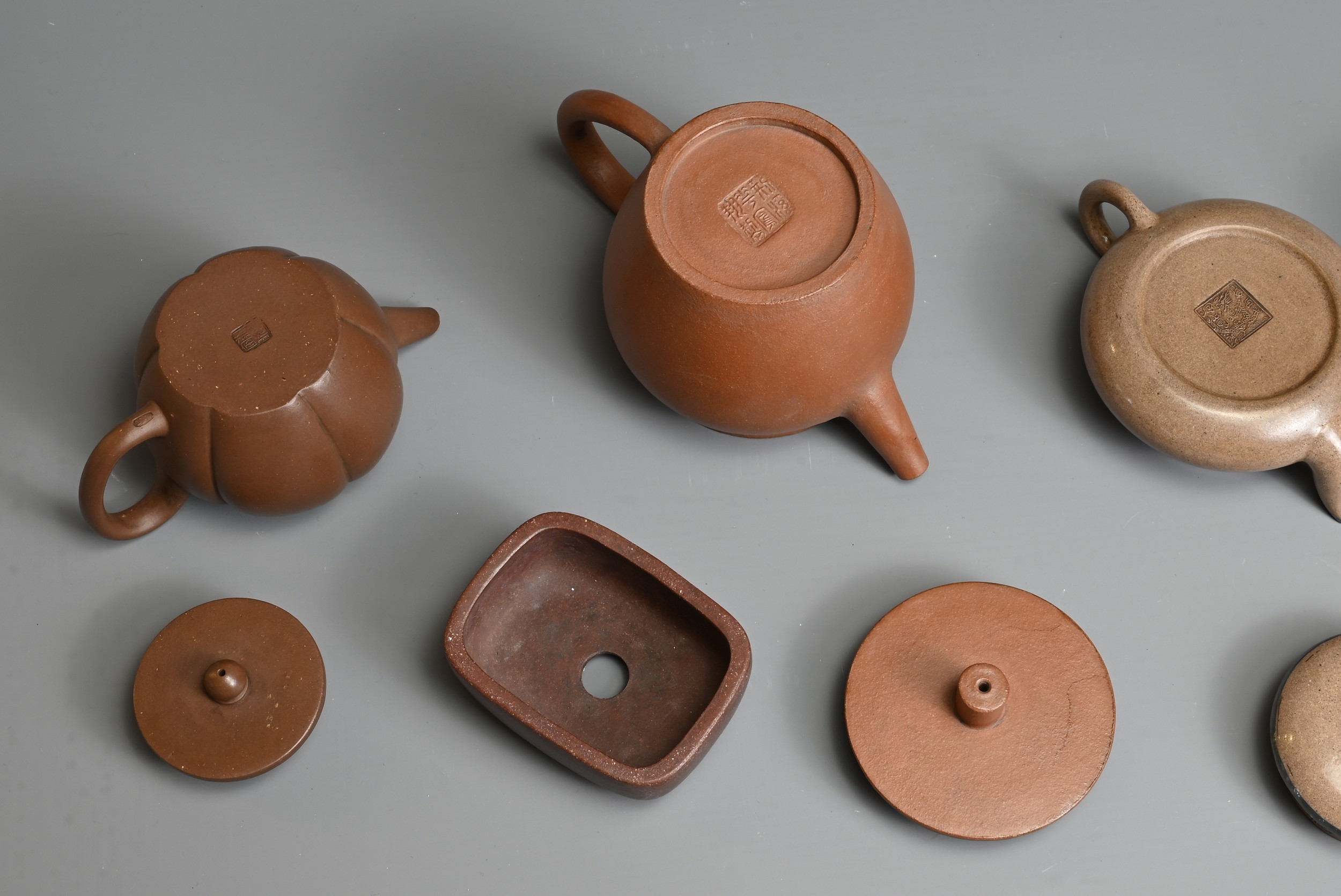 A GROUP OF CHINESE YIXING POTTERY, 20TH CENTURY. To include four teapots of varying forms each - Image 4 of 6