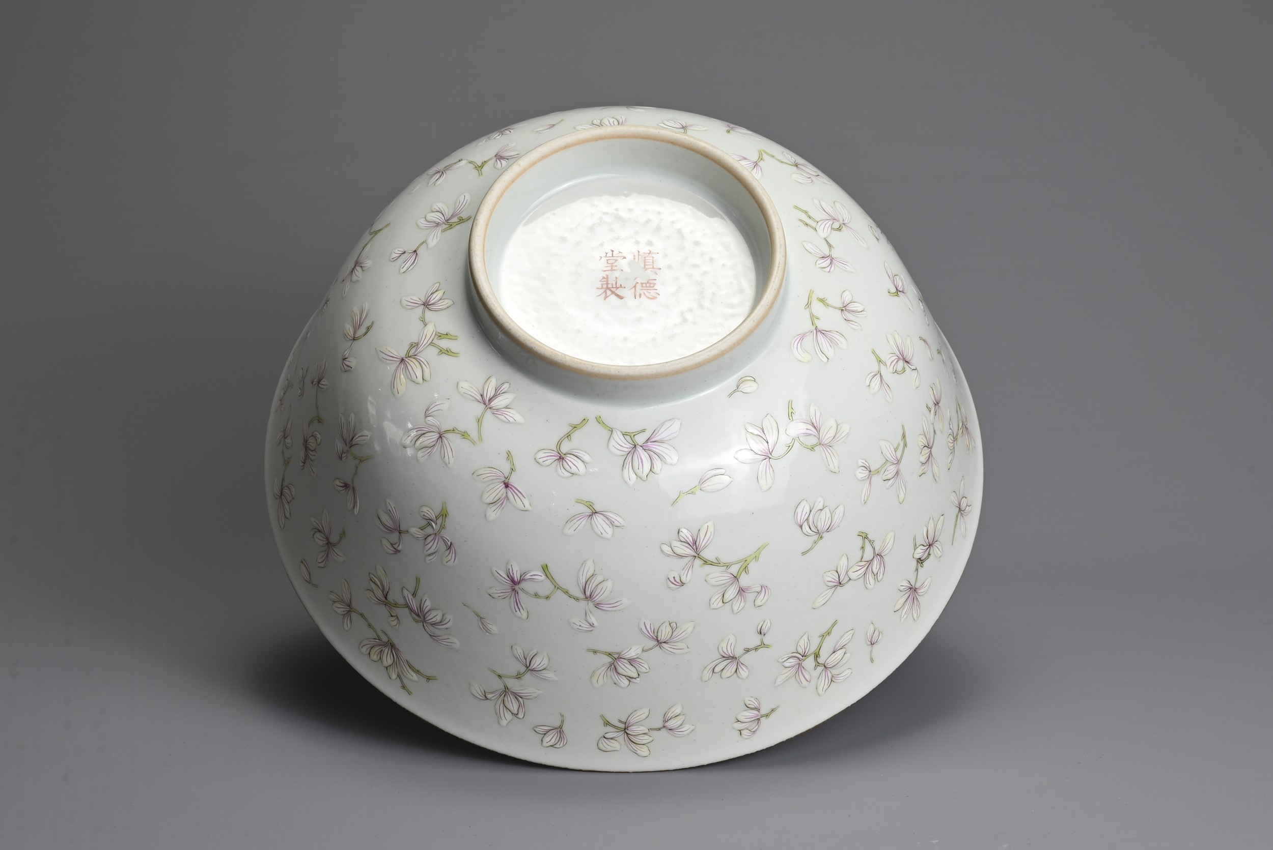 A CHINESE ENAMELLED PORCELAIN BOWL, SHENDE TANG ZHI, 19TH CENTURY. Finely potted with rounded - Image 4 of 8