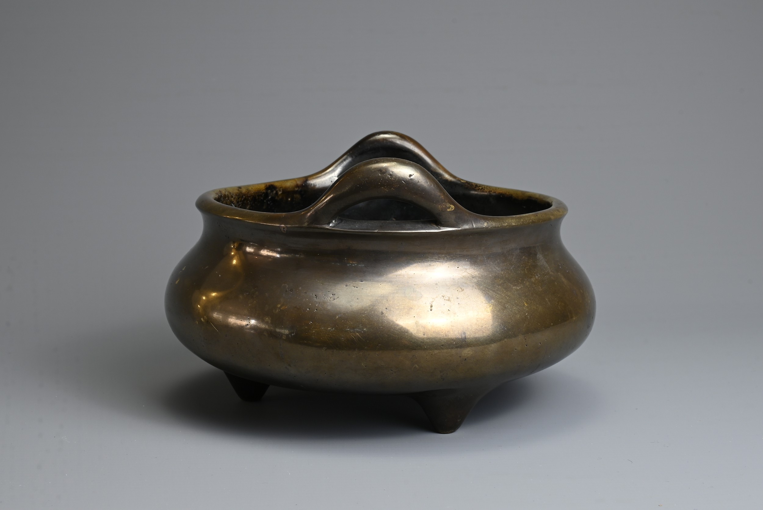 A RARE CHINESE BRONZE TRIPOD CENSER, XUANDE TANG ZHI, 18TH CENTURY. Heavily cast circular body - Image 5 of 8