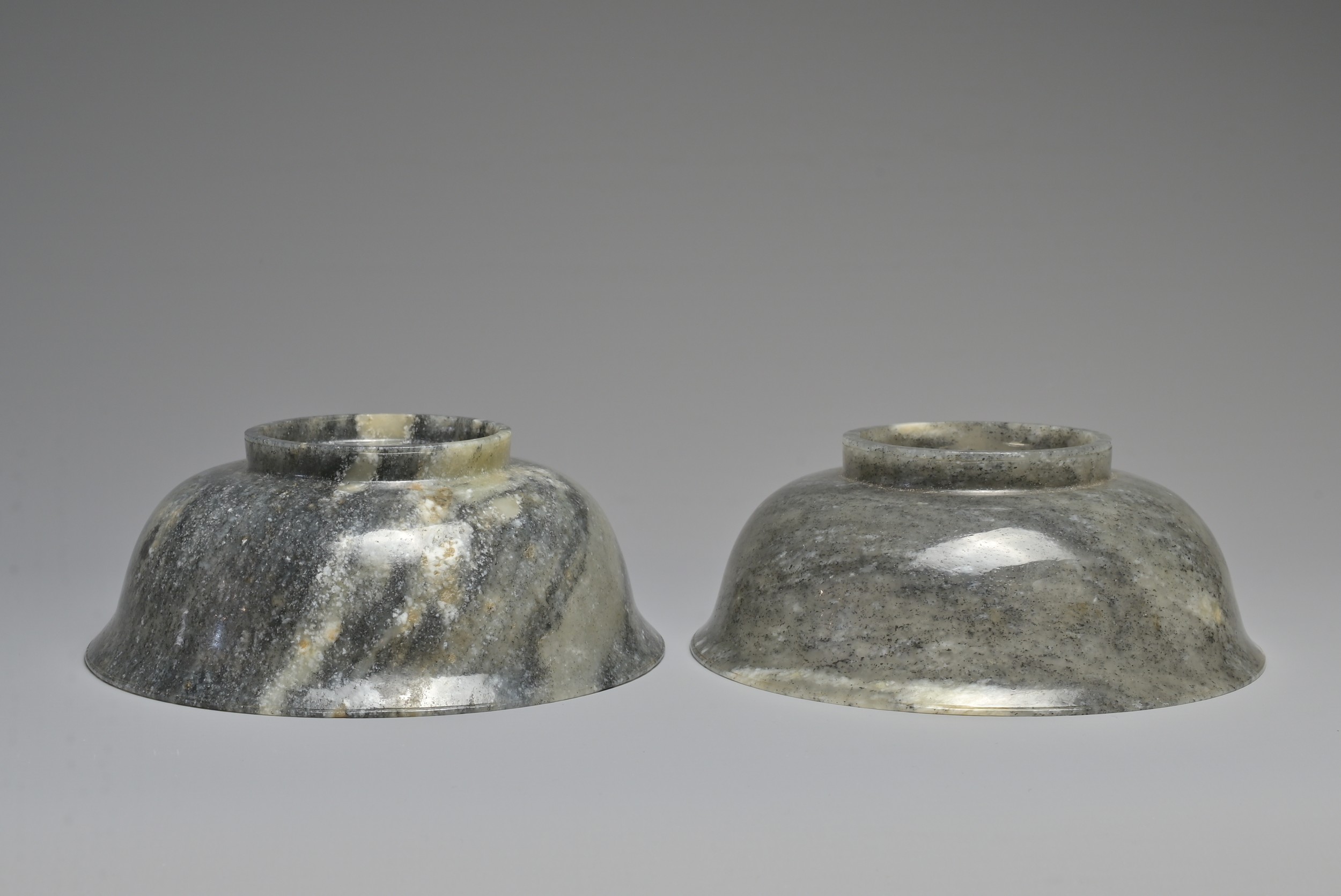 A FINE AND RARE PAIR OF CHINESE BLACK AND WHITE STRIATED NEPHRITE JADE BOWLS, 18/19TH CENTURY. - Bild 4 aus 32