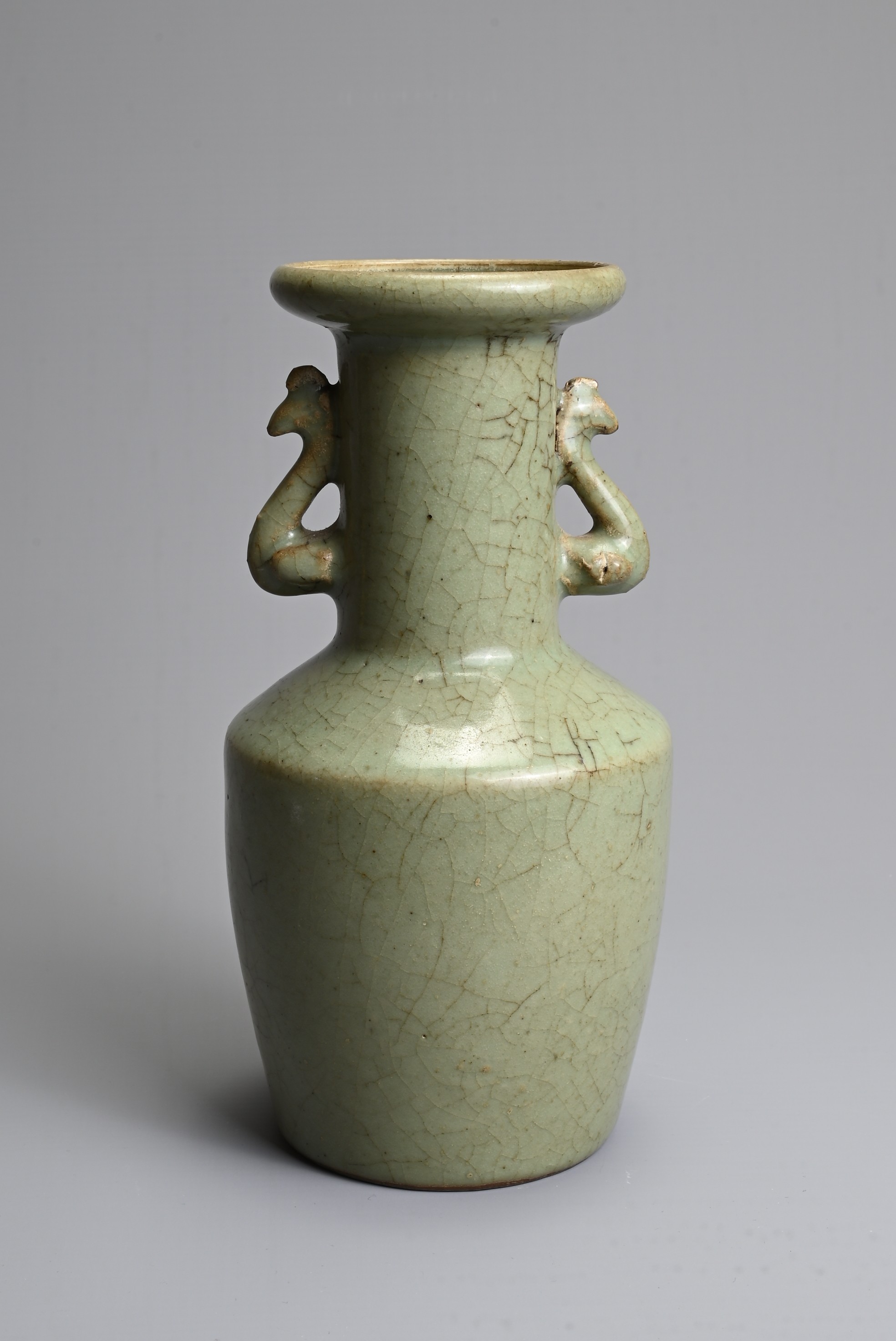 A CHINESE LONGQUAN CELADON GLAZED MALLET VASE, SONG/YUAN DYNASTY. Mallet shaped vase with flared rim
