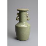 A CHINESE LONGQUAN CELADON GLAZED MALLET VASE, SONG/YUAN DYNASTY. Mallet shaped vase with flared rim