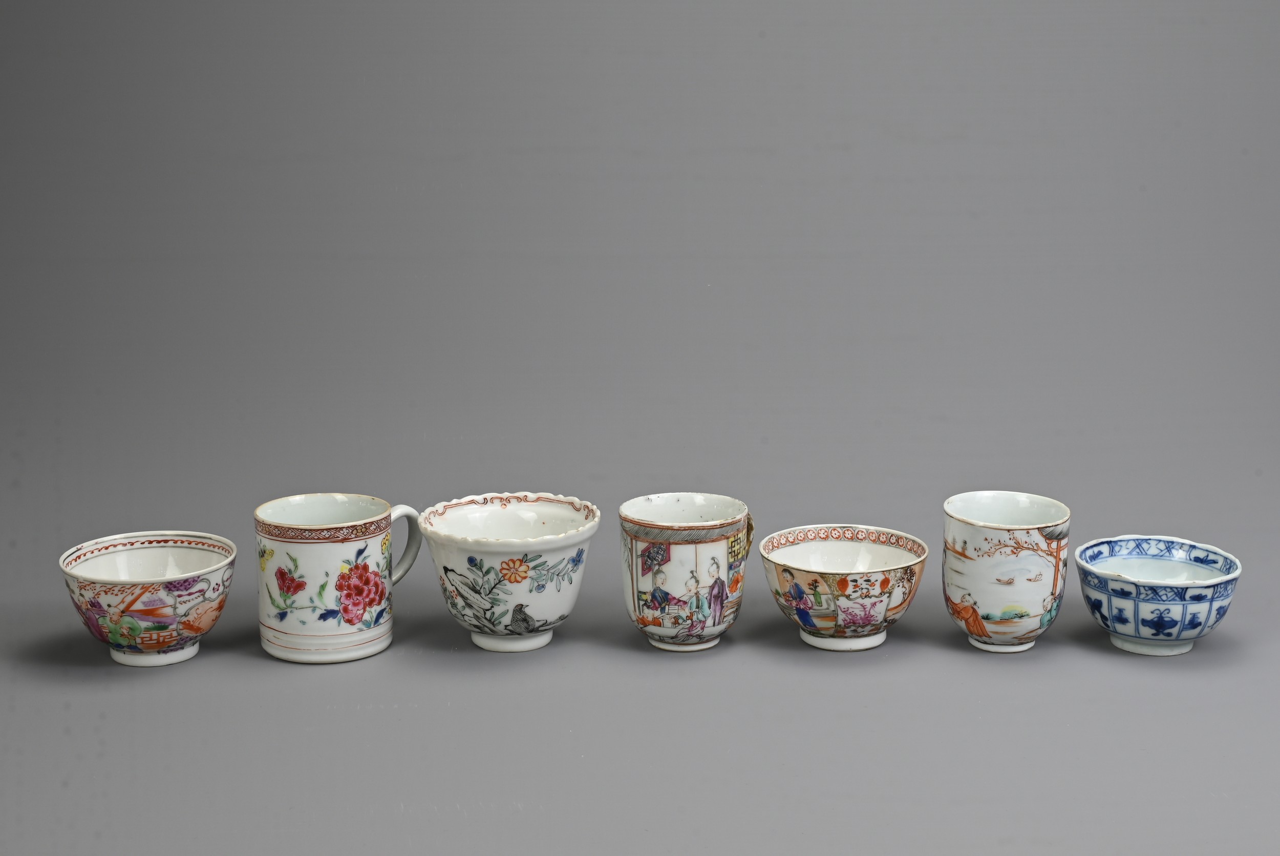 A QUANTITY OF CHINESE EXPORT PORCELAIN ITEMS, 18TH CENTURY. Famille rose and blue and white - Image 8 of 9