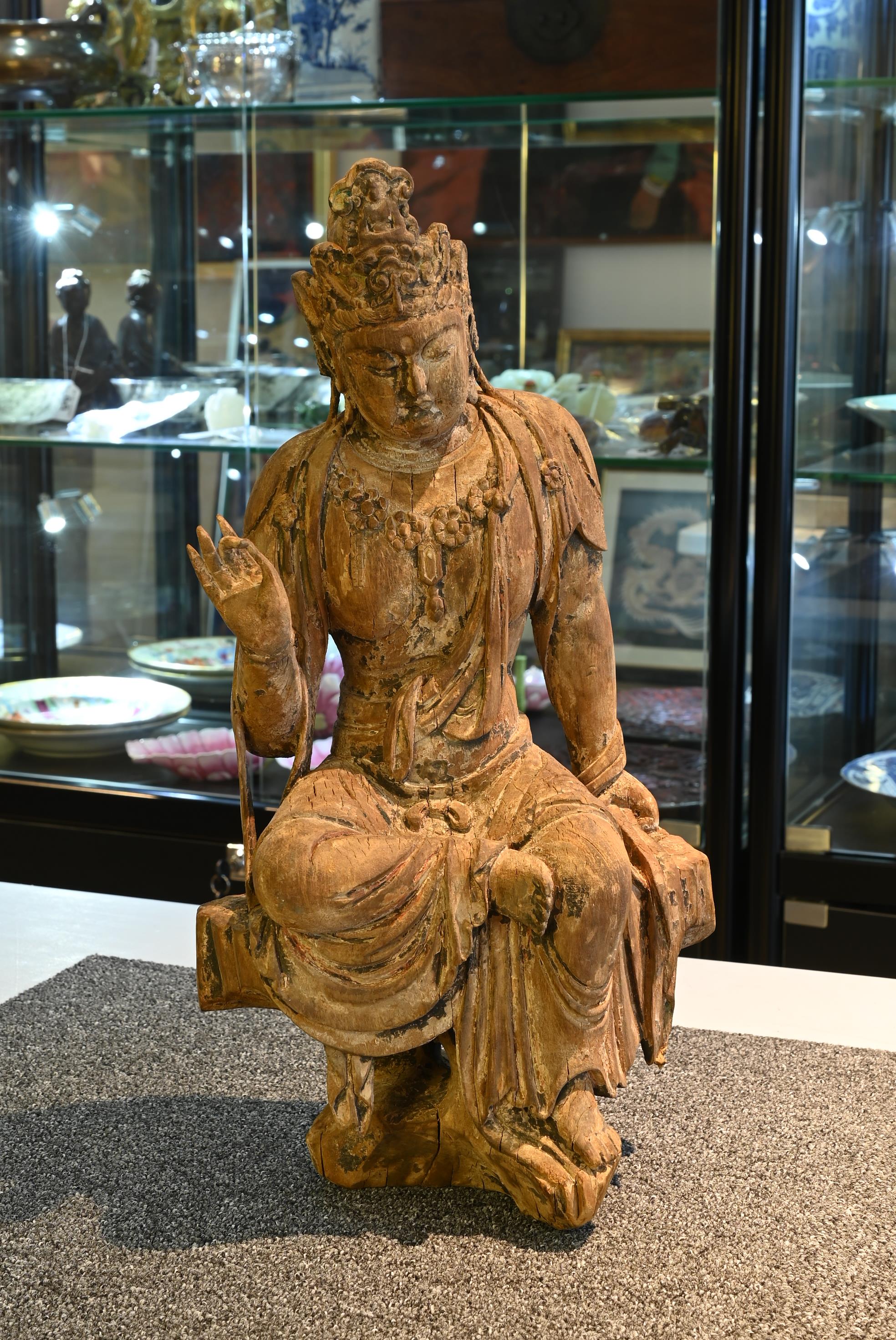 A FINE CHINESE PAINTED WOOD FIGURE OF GUANYIN, MING DYNASTY. Seated on an openwork pedestal with - Image 29 of 29