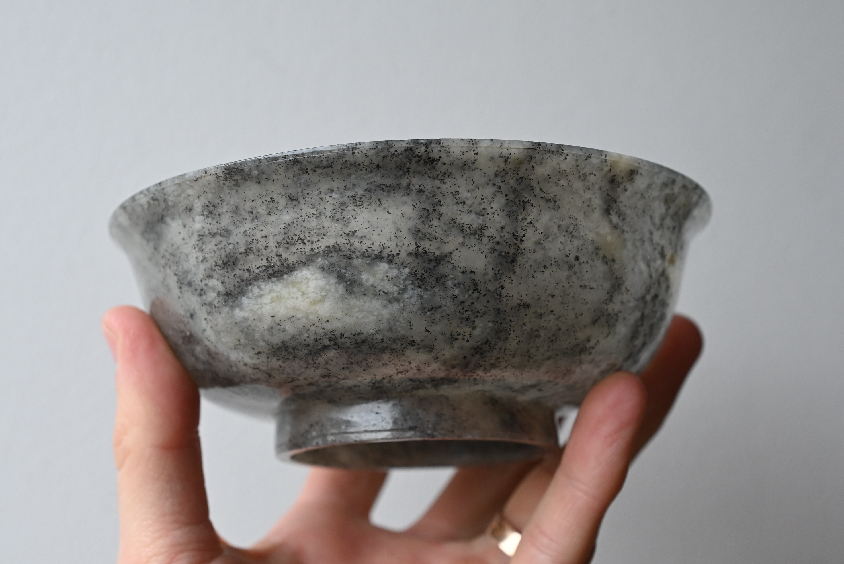 A FINE AND RARE PAIR OF CHINESE BLACK AND WHITE STRIATED NEPHRITE JADE BOWLS, 18/19TH CENTURY. - Bild 14 aus 32