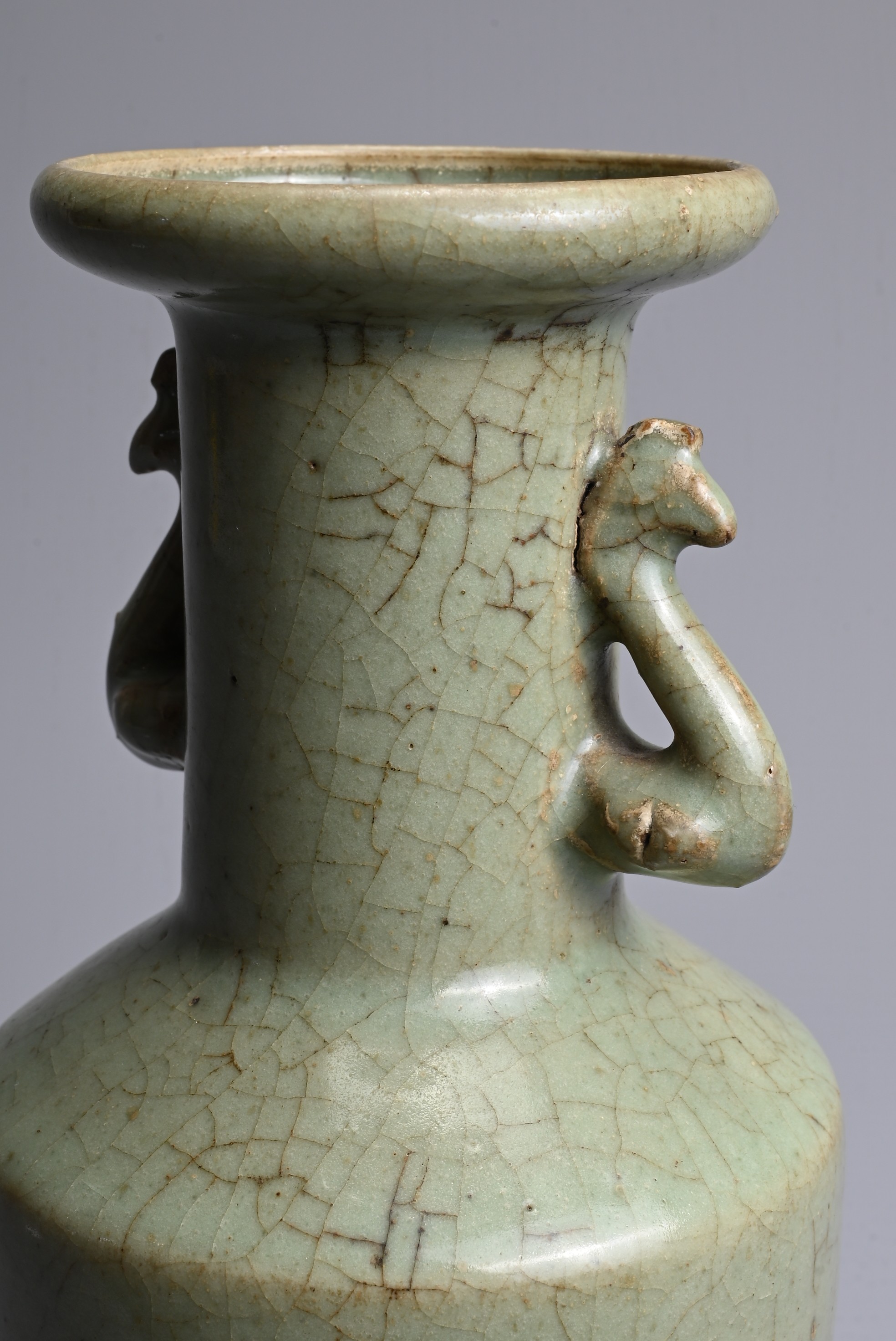 A CHINESE LONGQUAN CELADON GLAZED MALLET VASE, SONG/YUAN DYNASTY. Mallet shaped vase with flared rim - Image 5 of 9