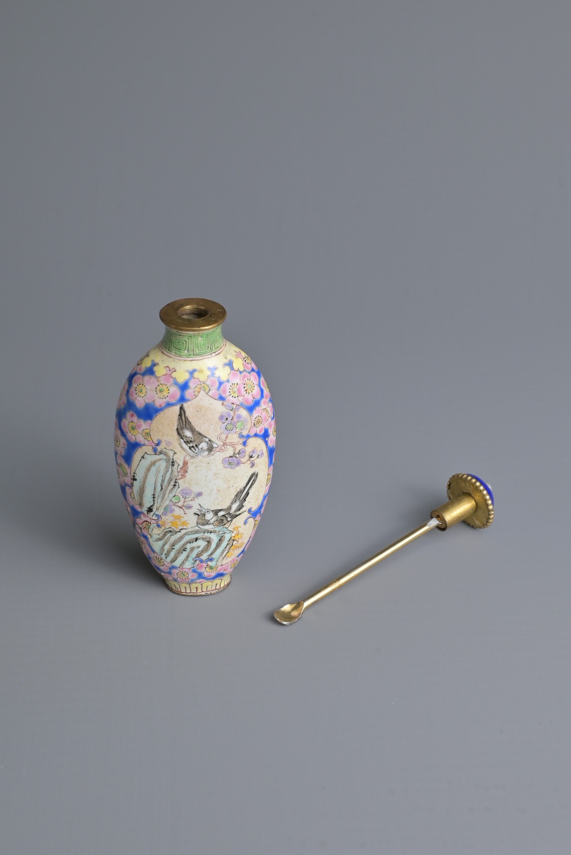 A CHINESE PAINTED ENAMEL SNUFF BOTTLE, QING DYNASTY. Tall ovoid form decorated with cartouche panels - Image 6 of 7