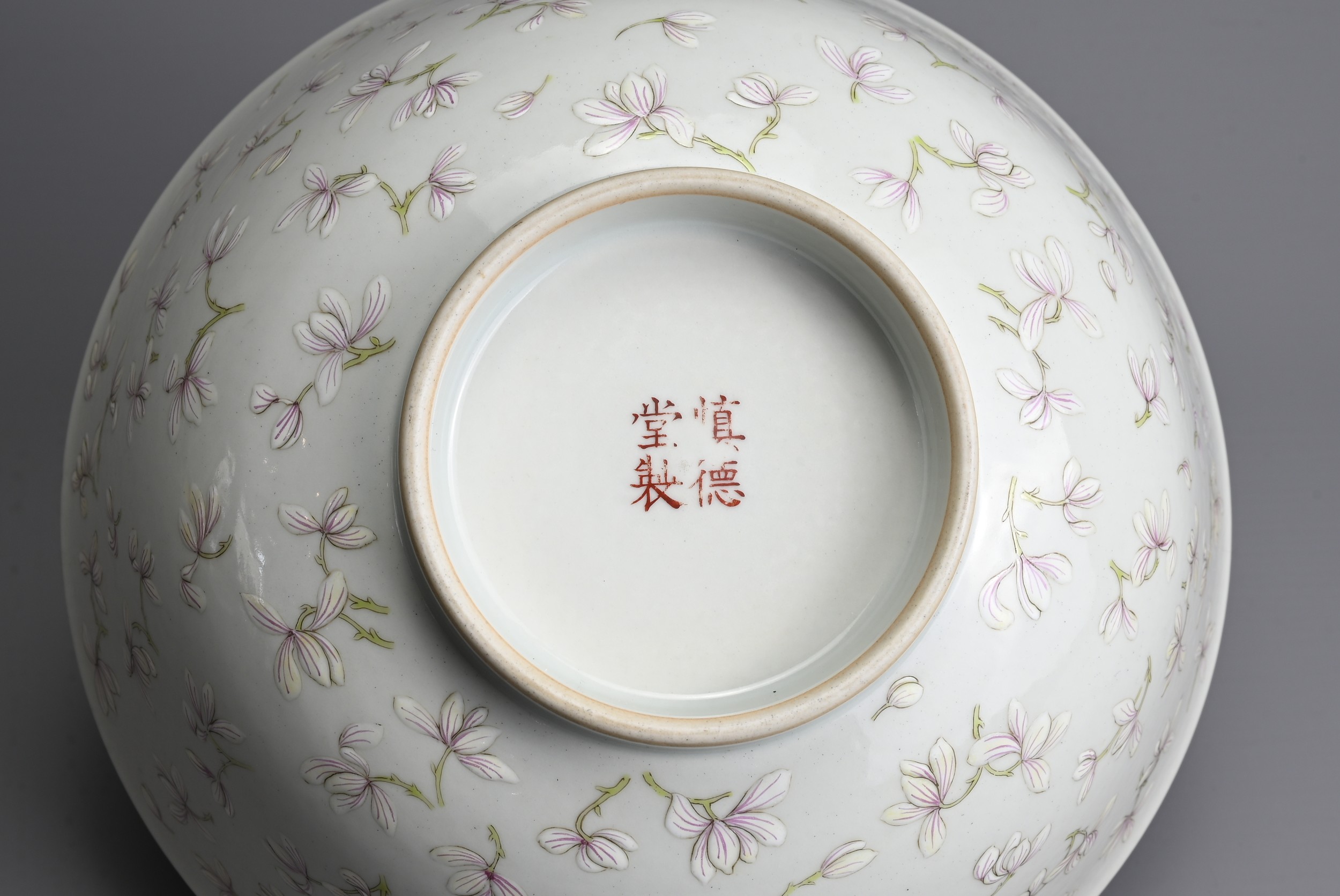 A CHINESE ENAMELLED PORCELAIN BOWL, SHENDE TANG ZHI, 19TH CENTURY. Finely potted with rounded - Bild 5 aus 8