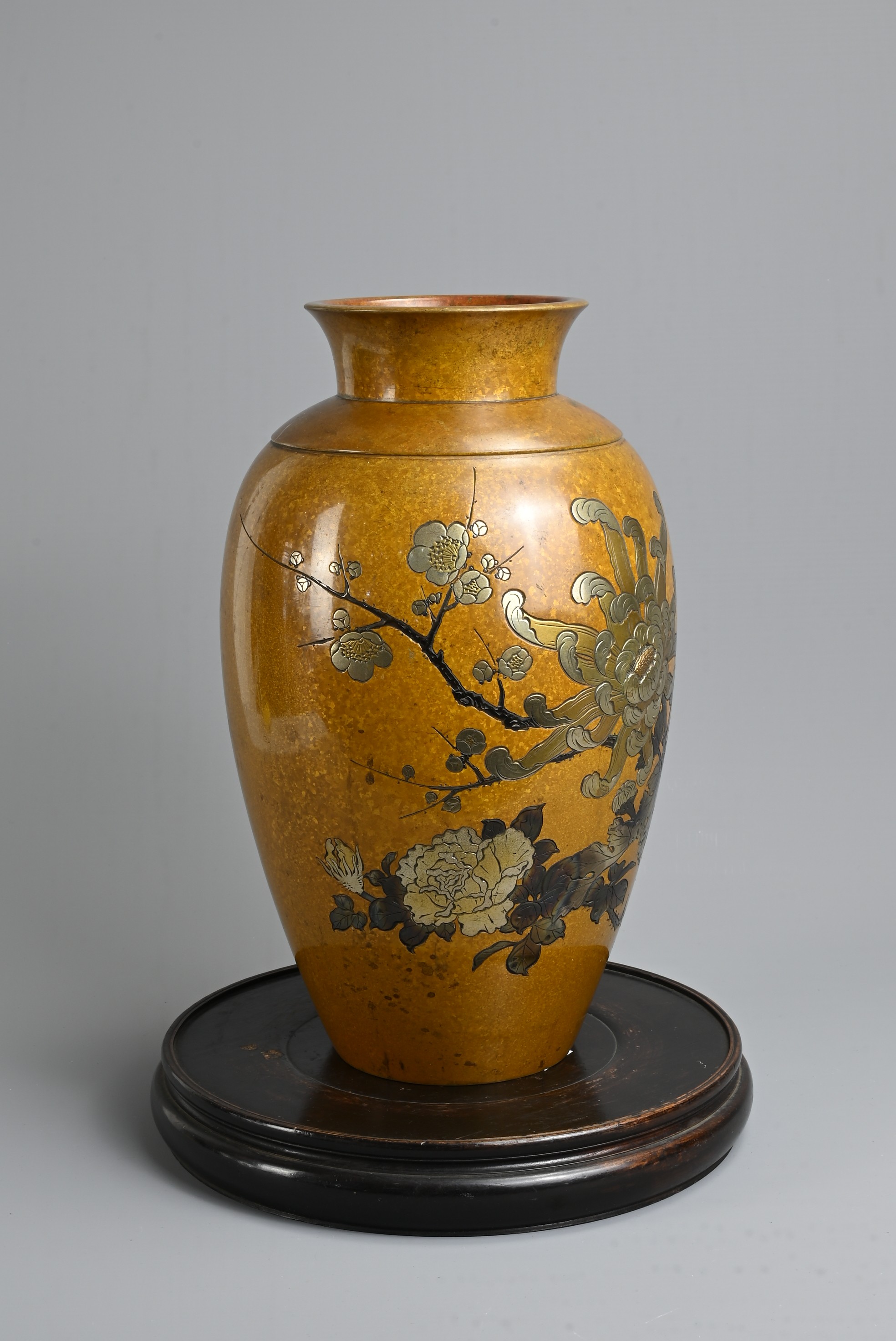 AN EARLY 20TH CENTURY JAPANESE PATINATED BRONZE OVIFORM VASE ON A TURNED WOODEN STAND. The vase - Image 4 of 6