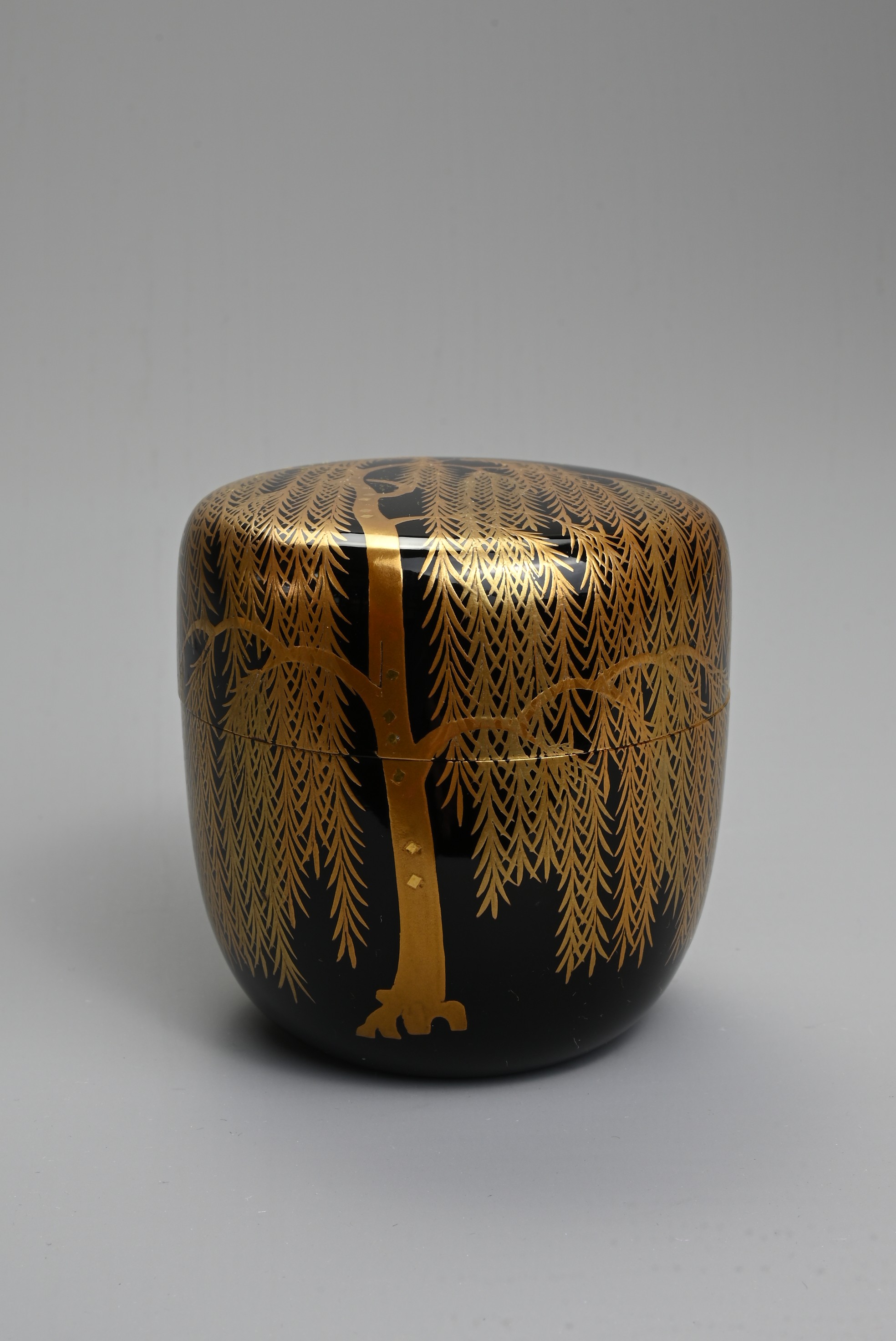 A CONTEMPORARY JAPANESE BLACK LACQUER AND GOLD TEA CADDY. Decorated by Nakamura Muneyuki with gold - Image 2 of 5
