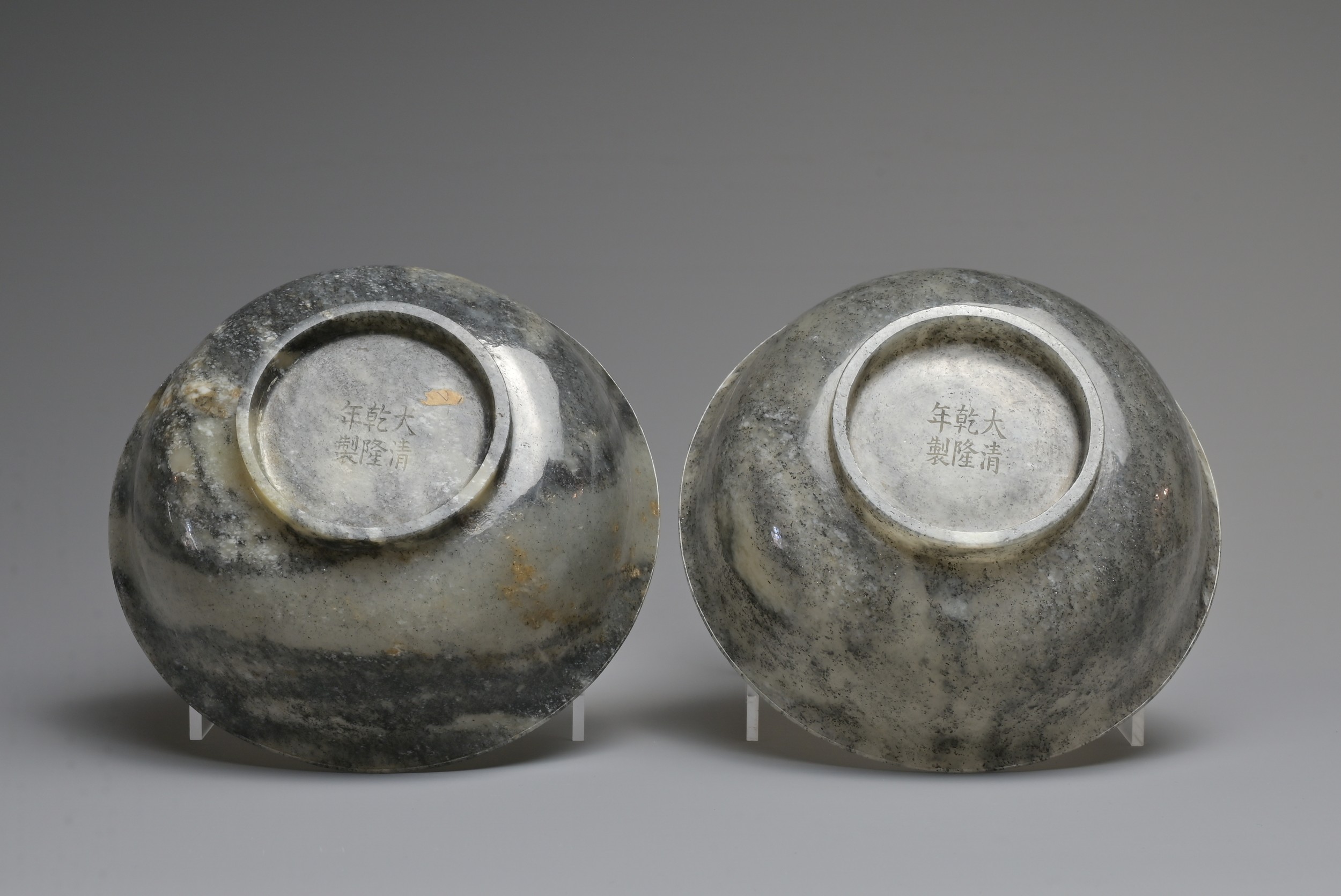 A FINE AND RARE PAIR OF CHINESE BLACK AND WHITE STRIATED NEPHRITE JADE BOWLS, 18/19TH CENTURY. - Image 6 of 32