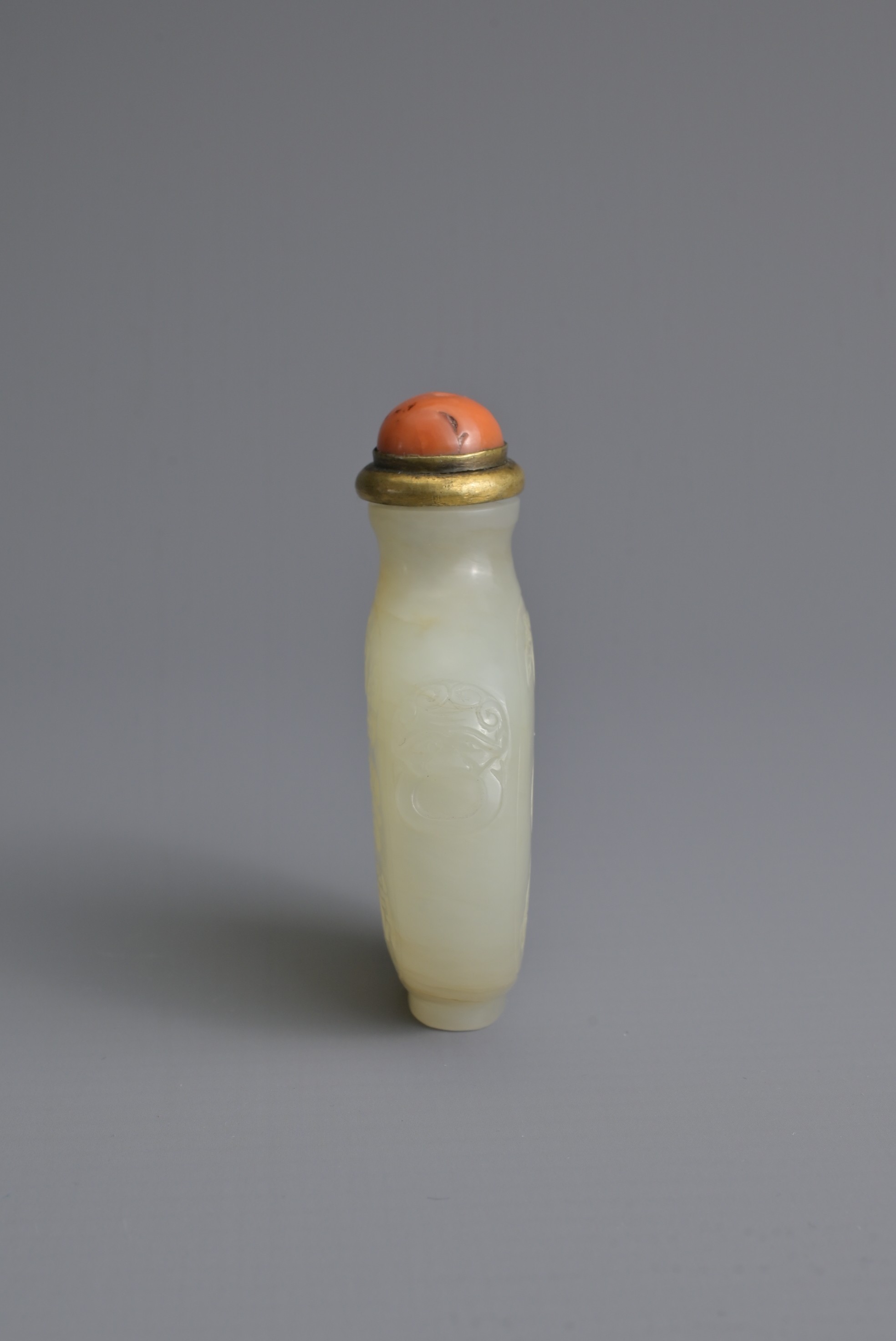 A CHINESE PALE CELADON JADE SNUFF BOTTLE, 19/20TH CENTURY. Of flattened globular form carved in - Image 5 of 27