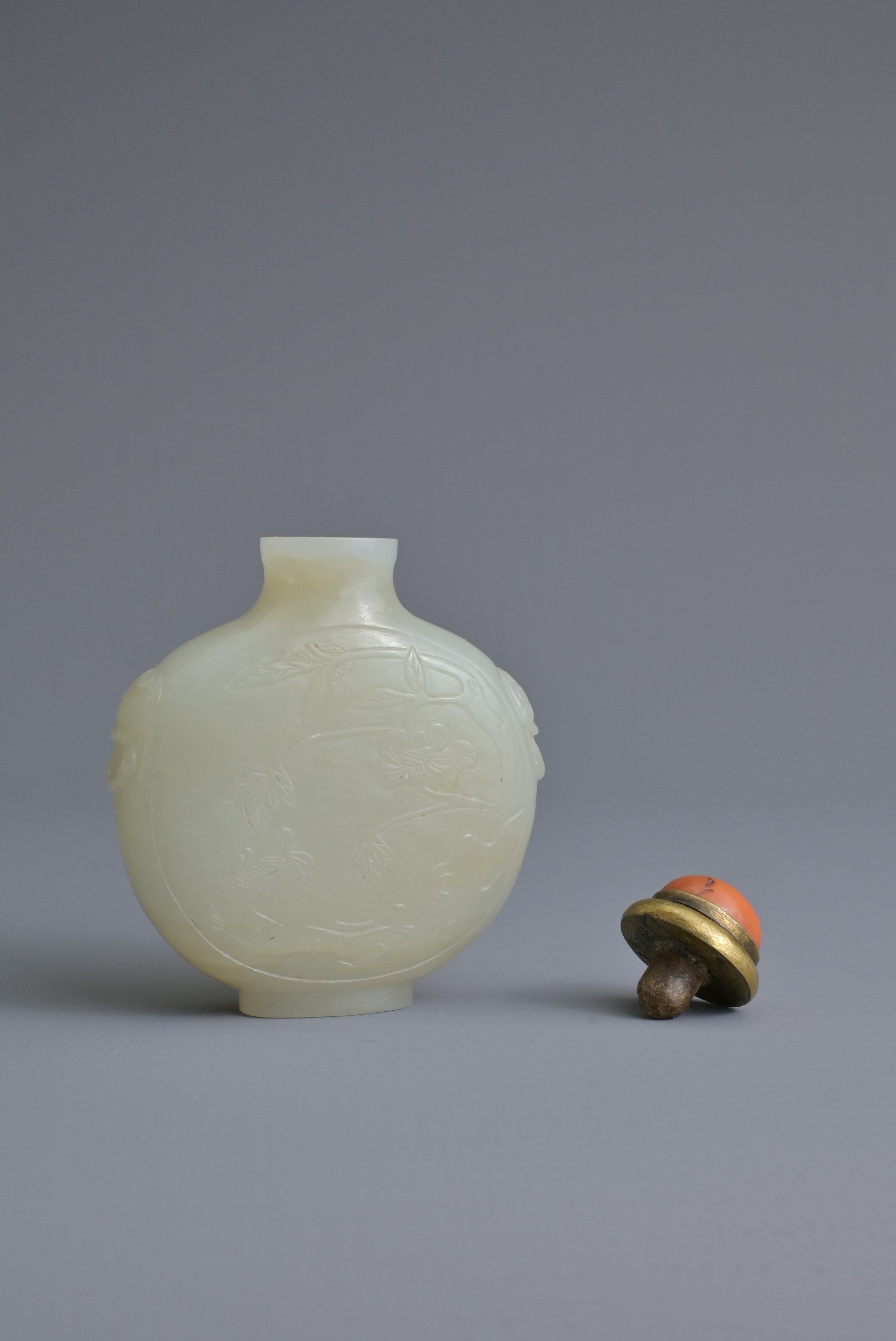 A CHINESE PALE CELADON JADE SNUFF BOTTLE, 19/20TH CENTURY. Of flattened globular form carved in - Image 8 of 27