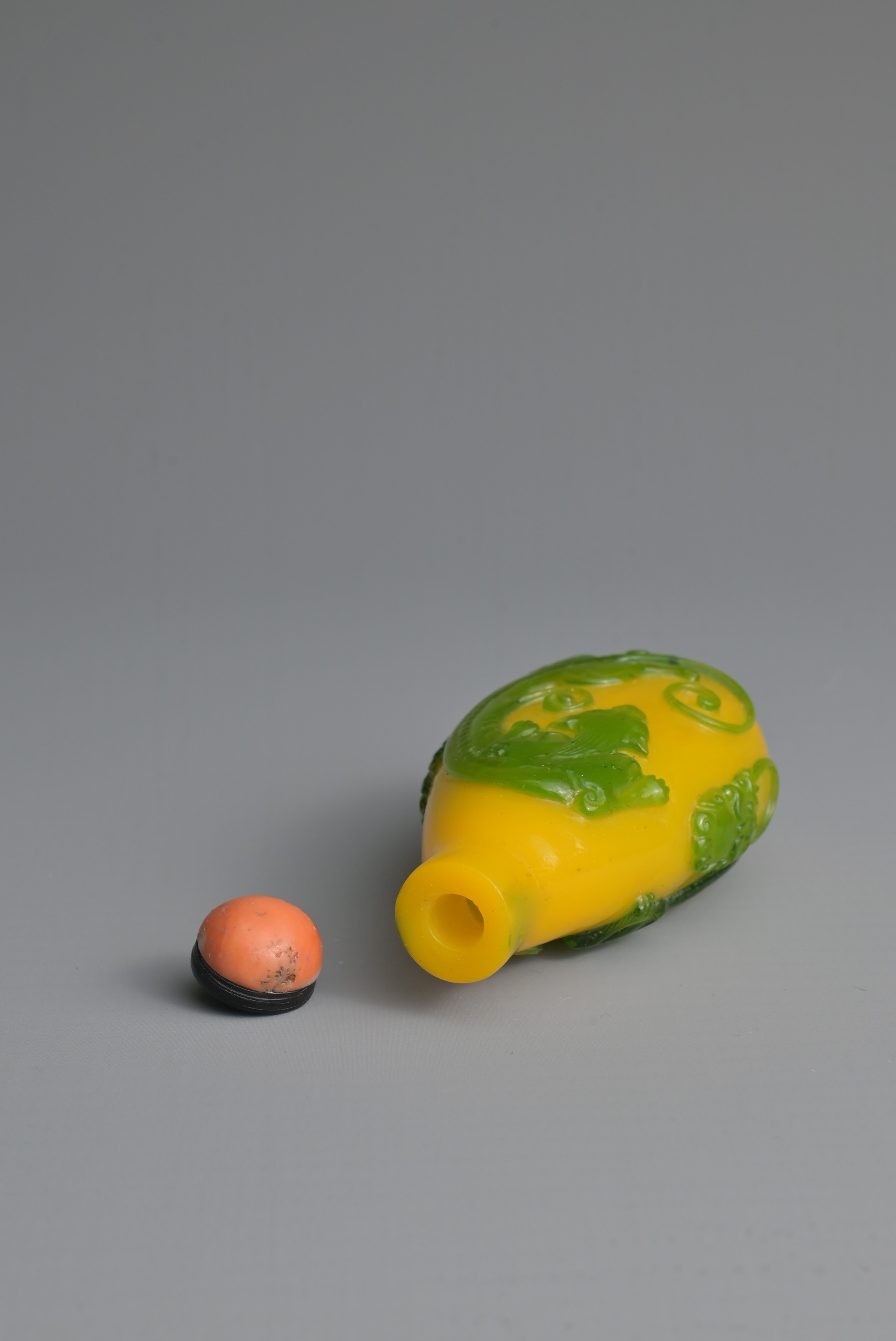 A CHINESE GREEN OVERLAY YELLOW GLASS SNUFF BOTTLE, QING DYNASTY. Of ovoid form with twin lion mask - Image 7 of 7