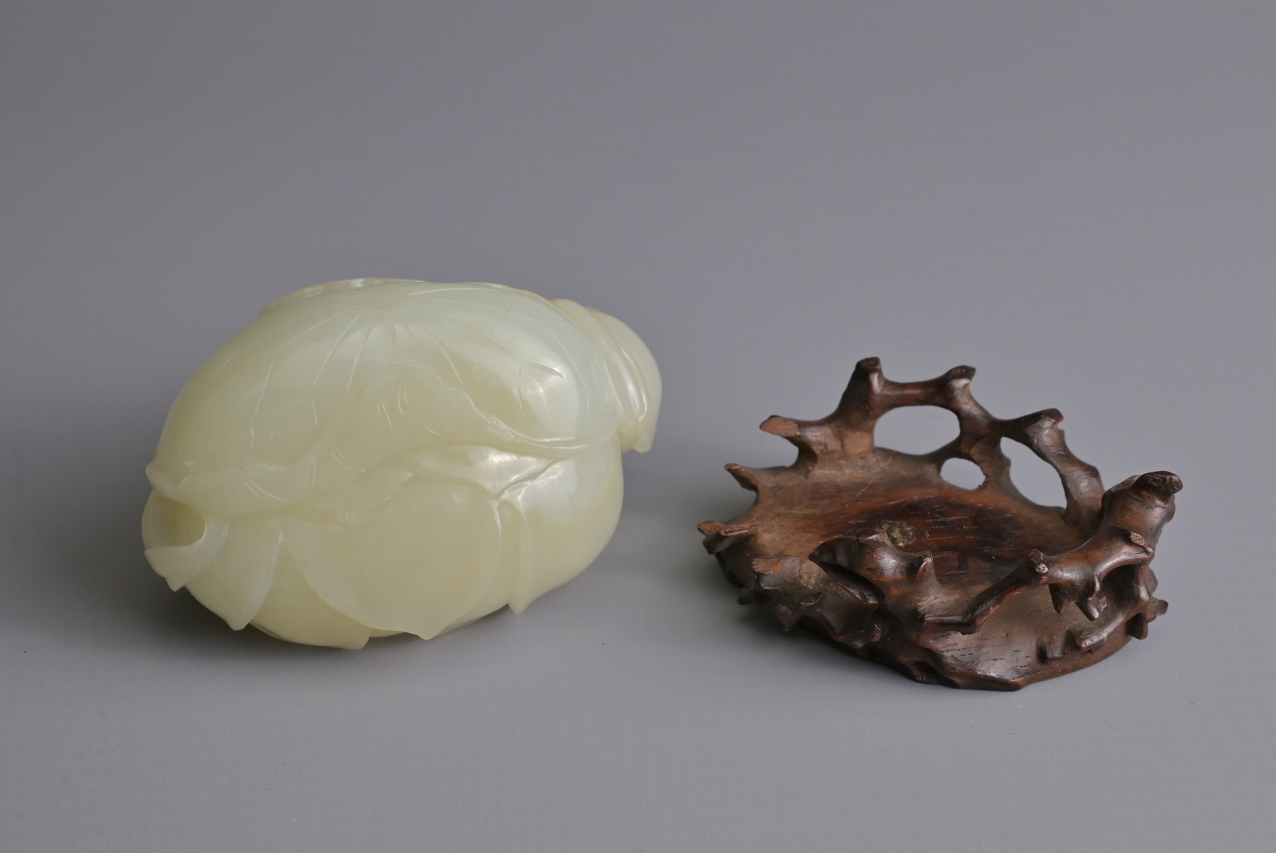 A CHINESE PALE CELADON JADE BRUSH WASHER ON WOODEN STAND, QING DYNASTY. Carved in the form of a - Image 8 of 29