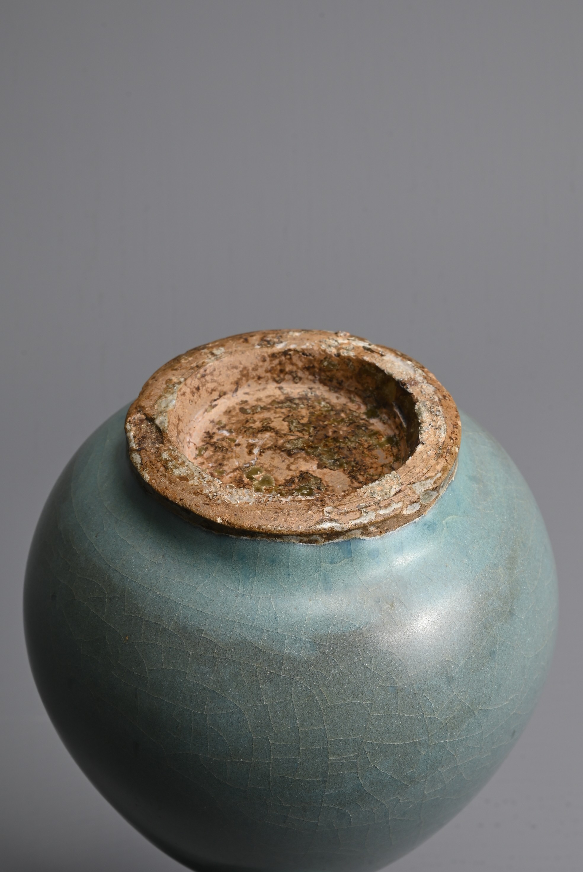 A CHINESE JUN TYPE BOTTLE VASE, SONG / YUAN DYNASTY. Pear shaped bottle with flared rim covered in a - Image 6 of 7