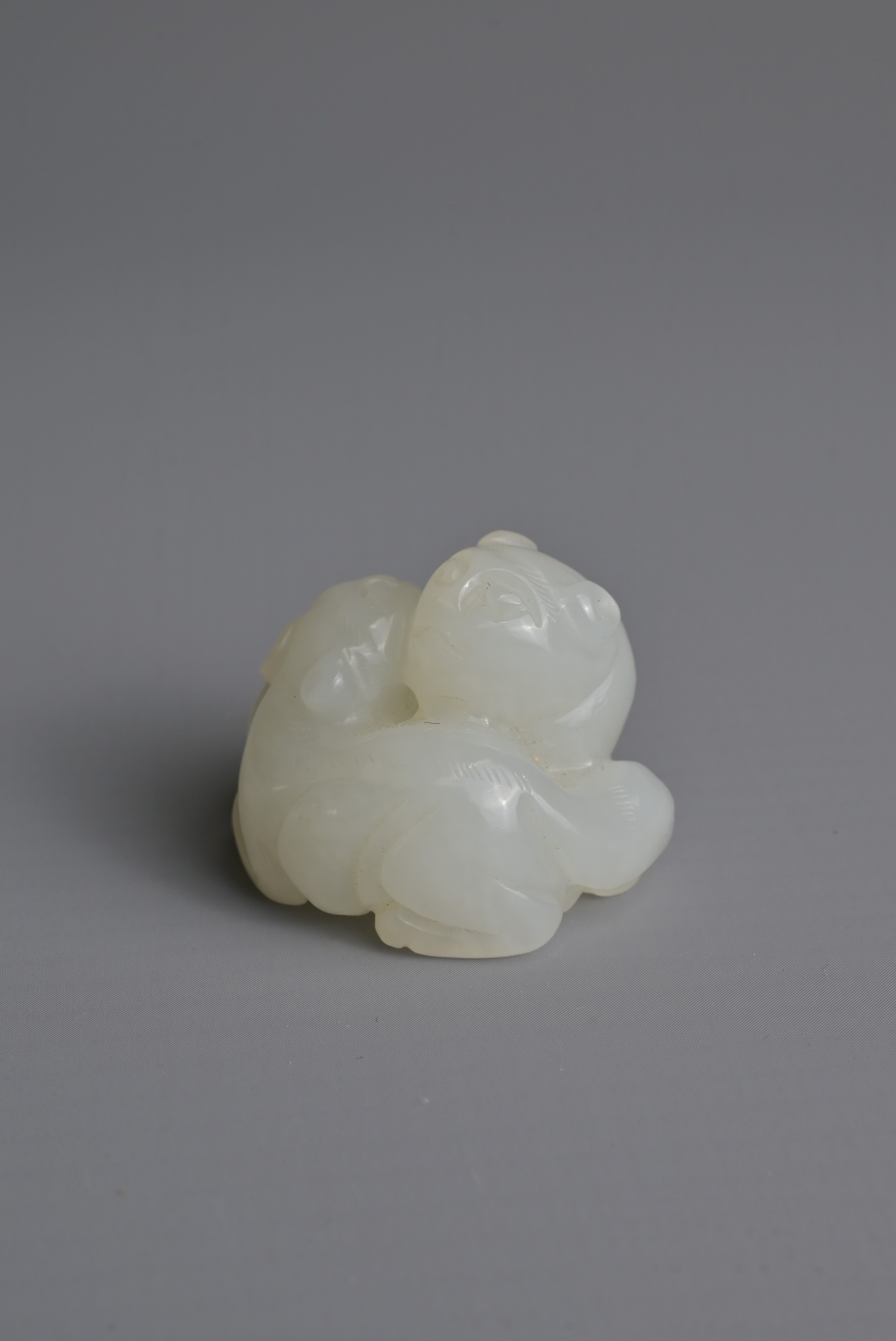 A CHINESE WHITE JADE LION GROUP PENDANT, QING DYNASTY. Carved in the form with two recumbent lions - Image 3 of 8