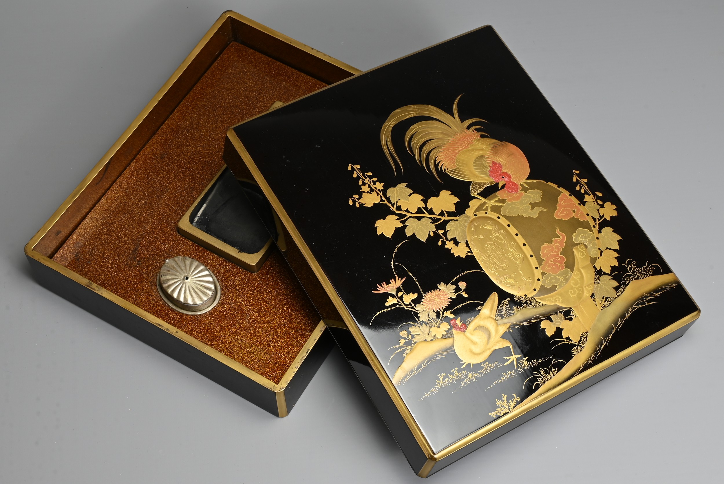 A JAPANESE EARLY 20TH CENTURY, LACQUER WRITING BOX (SUZURIBAKO). Decorated with gold, silver and red - Image 7 of 10