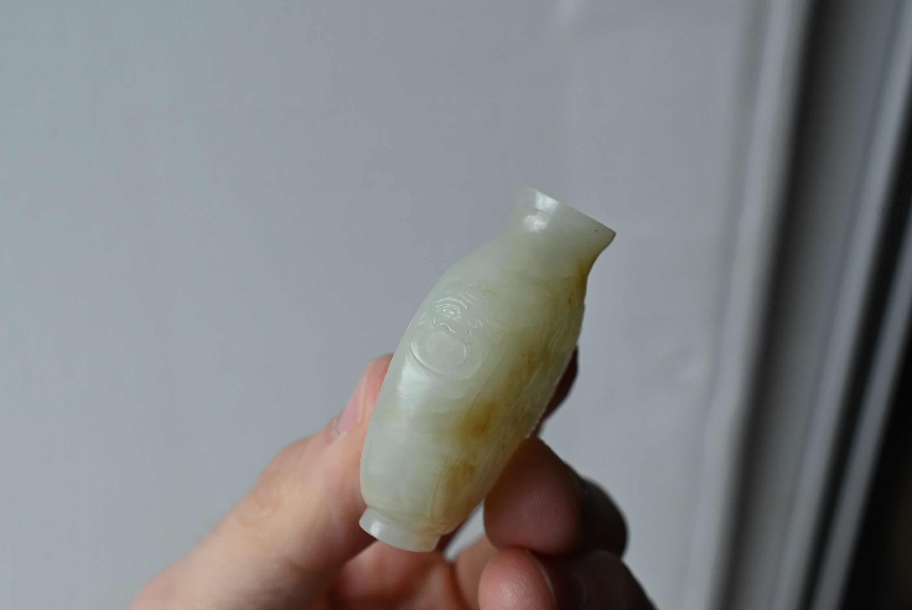 A CHINESE PALE CELADON JADE SNUFF BOTTLE, 19/20TH CENTURY. Of flattened globular form carved in - Image 15 of 27