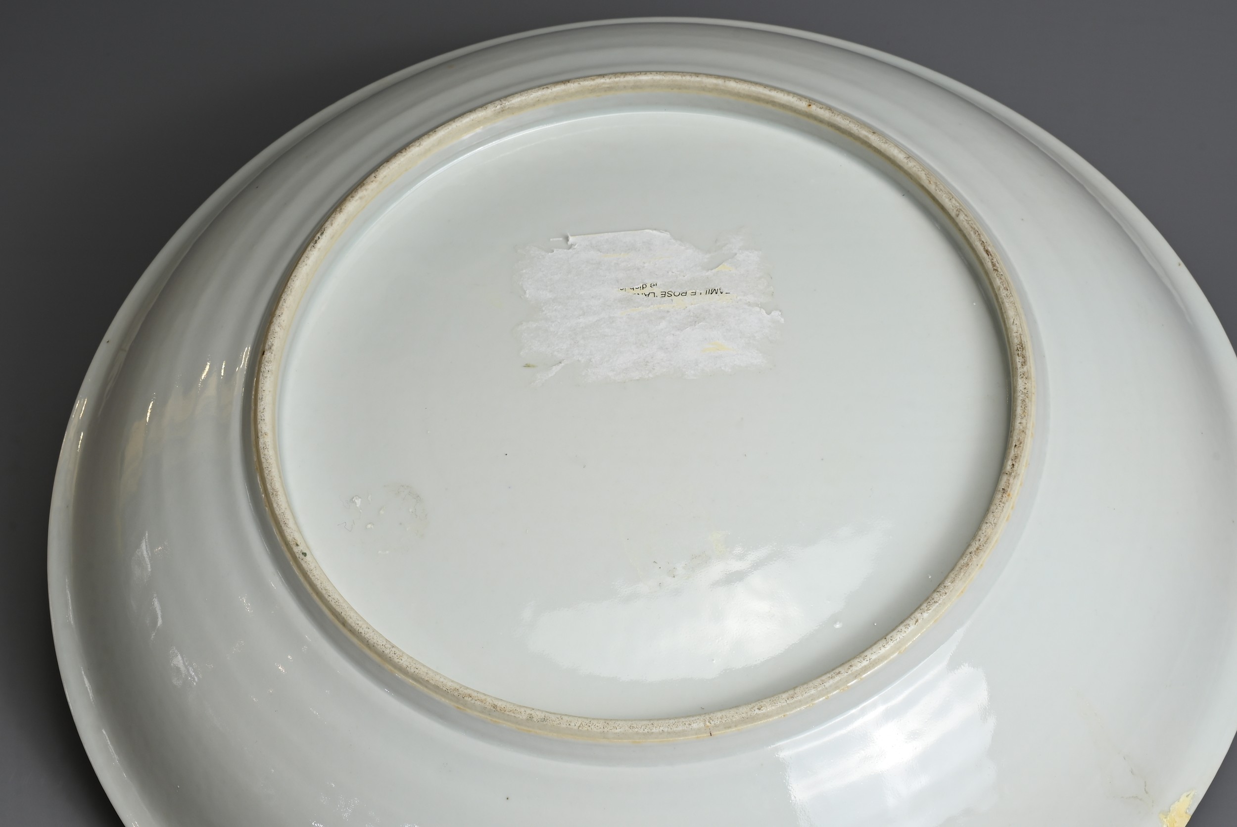 A LARGE CHINESE QIANJIANG CAI PORCELAIN DEEP DISH, EARLY 20TH CENTURY. Decorated to the interior - Image 4 of 6