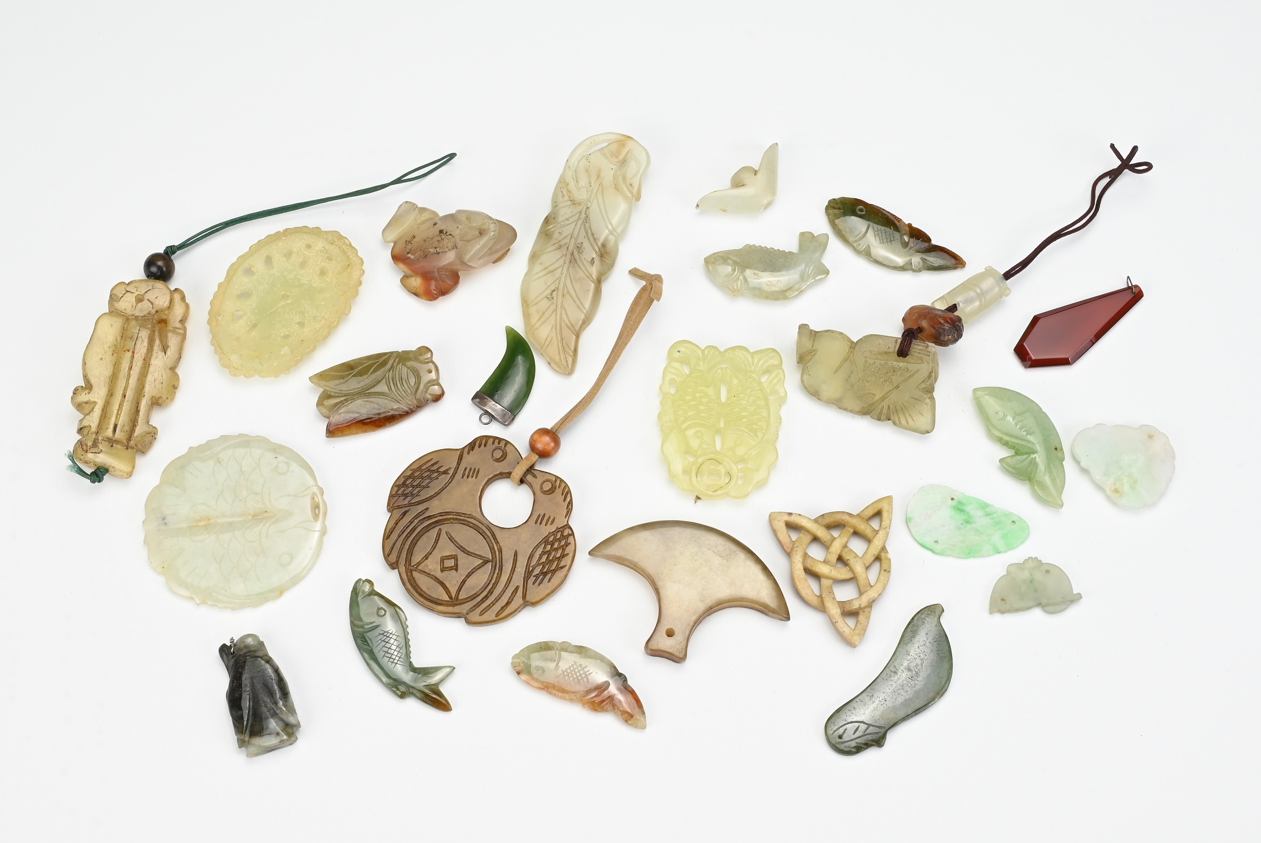A QUANTITY OF CHINESE AND OTHER JADES AND AGATE CARVINGS AND PENDANTS, 19/20TH CENTURY. OF various - Image 4 of 4