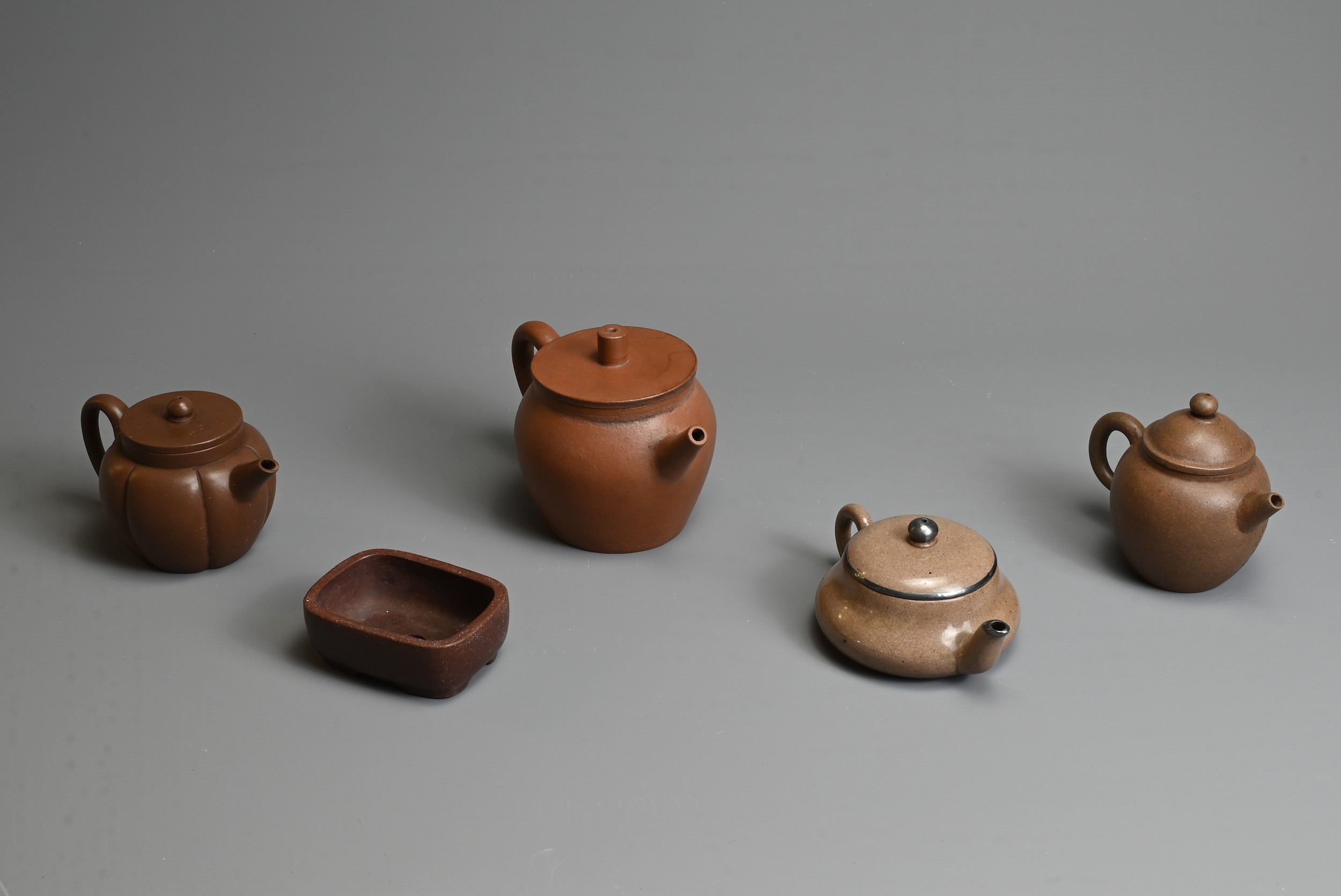 A GROUP OF CHINESE YIXING POTTERY, 20TH CENTURY. To include four teapots of varying forms each - Image 2 of 6