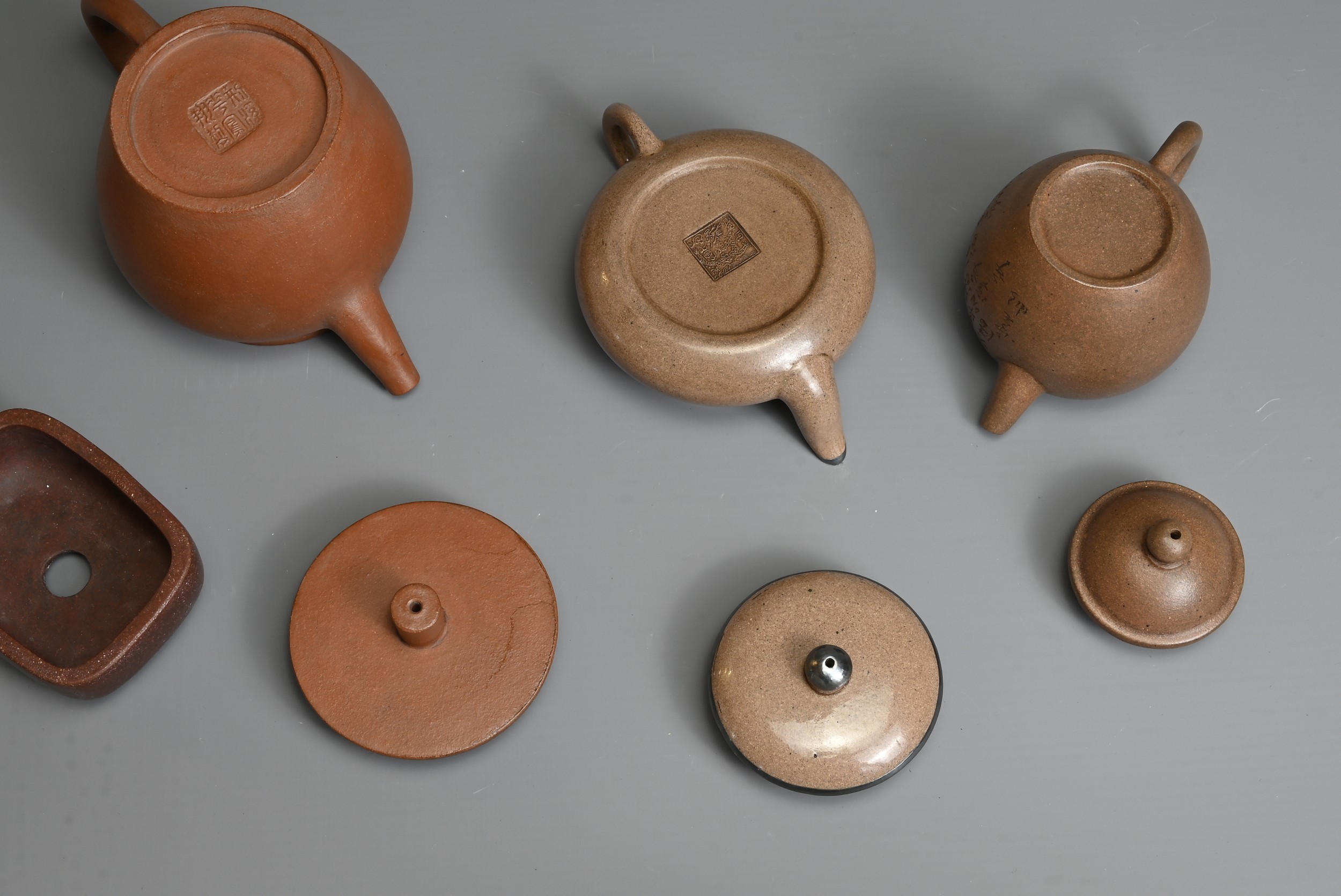 A GROUP OF CHINESE YIXING POTTERY, 20TH CENTURY. To include four teapots of varying forms each - Image 5 of 6