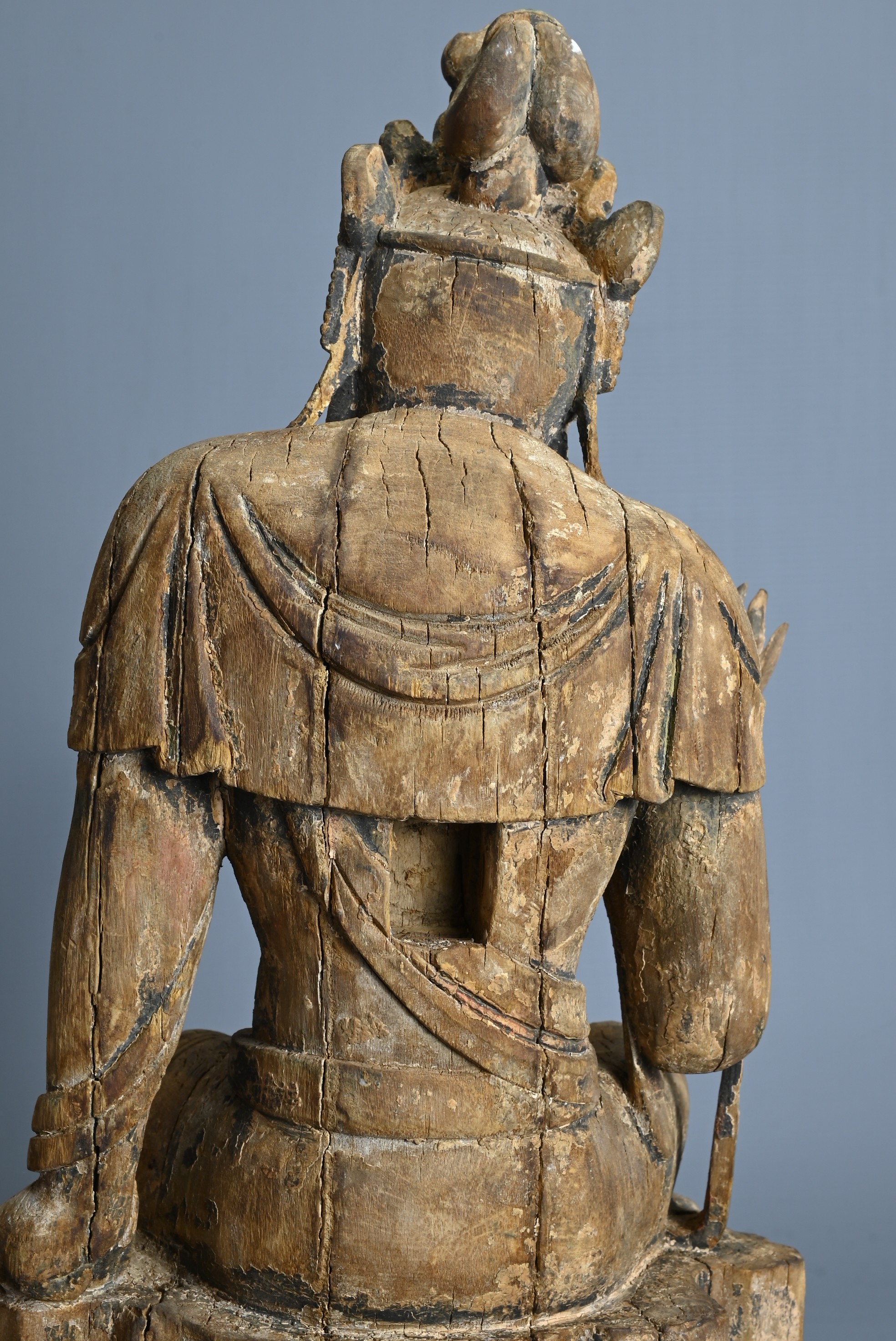 A FINE CHINESE PAINTED WOOD FIGURE OF GUANYIN, MING DYNASTY. Seated on an openwork pedestal with - Image 5 of 8