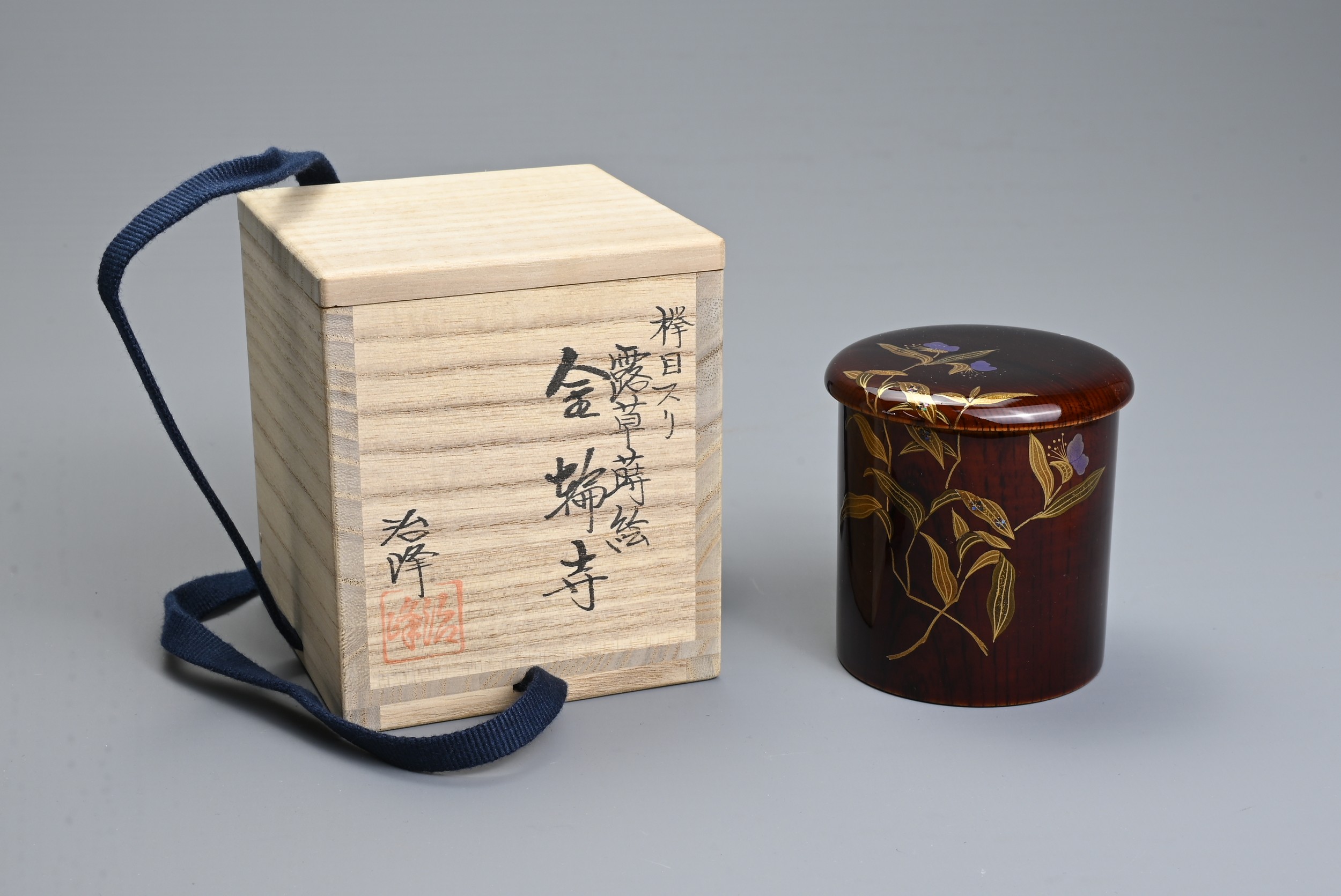 A CONTEMPORARY JAPANESE LACQUER CYLINDRICAL TEA CADDY AND COVER. Decorated in kinrinji-style maki-
