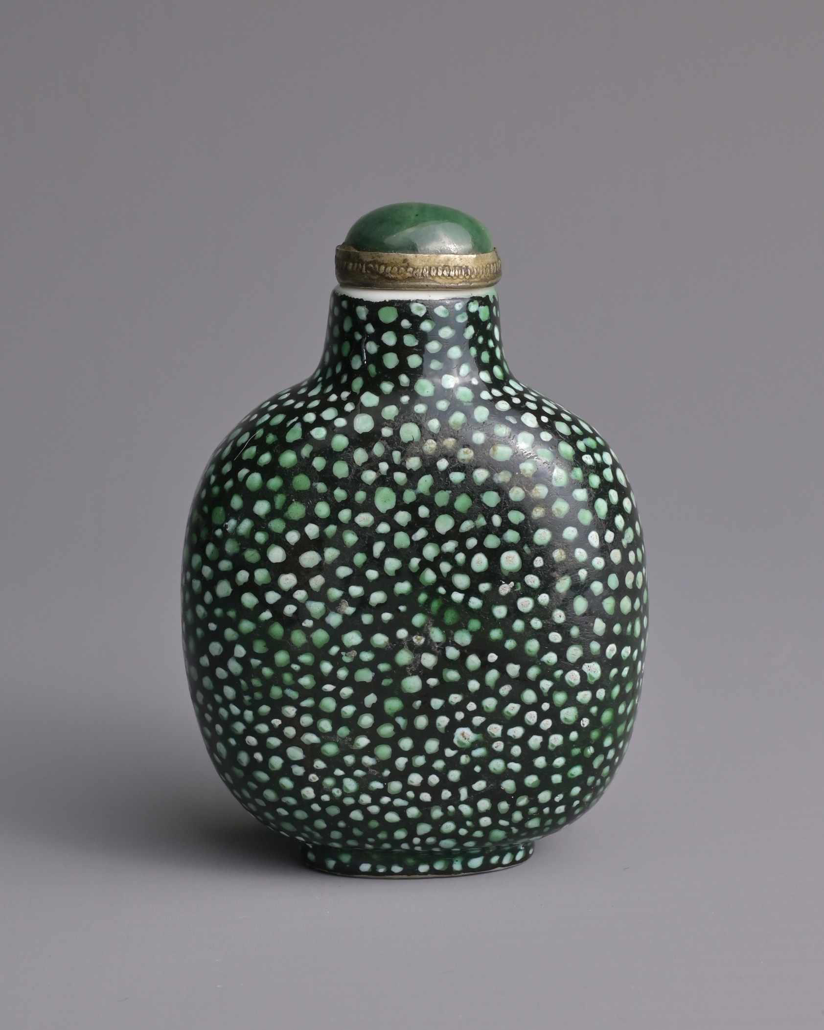 A CHINESE SHAGREEN IMITATION PORCELAIN SNUFF BOTTLE, QING DYNASTY. Of flattened globular form