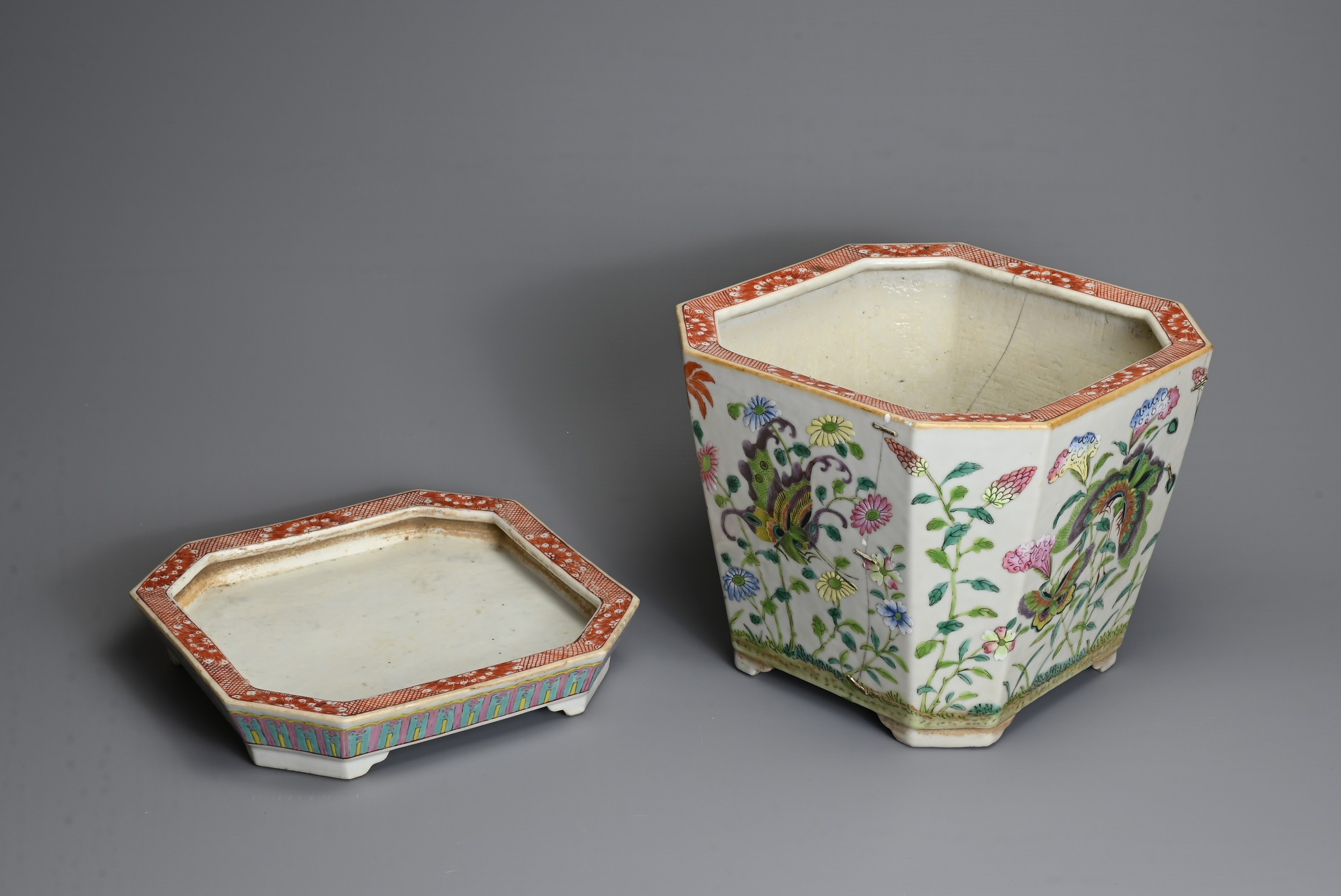 A CHINESE FAMILLE ROSE OCTAGONAL PORCELAIN JARDINIERE AND TRAY, CIRCA 1900. The planter on four feet - Image 5 of 6
