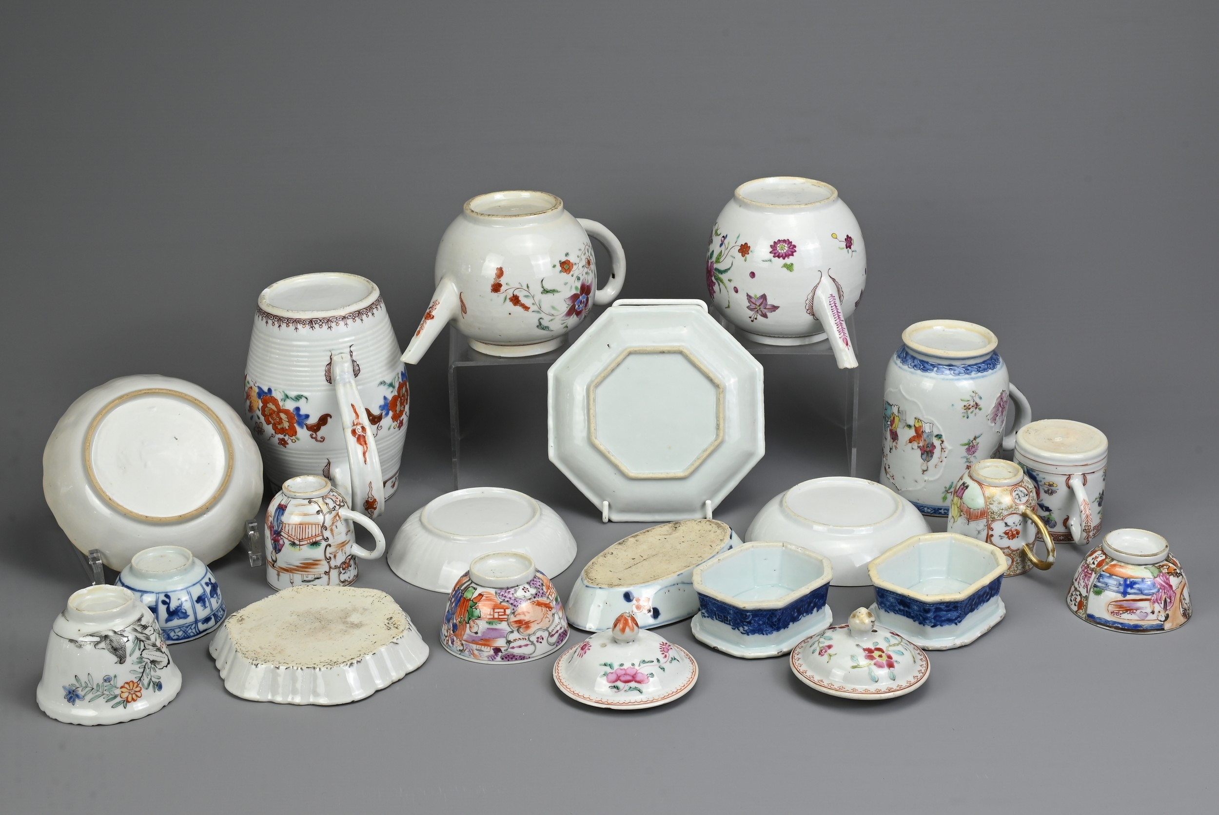 A QUANTITY OF CHINESE EXPORT PORCELAIN ITEMS, 18TH CENTURY. Famille rose and blue and white - Image 4 of 9