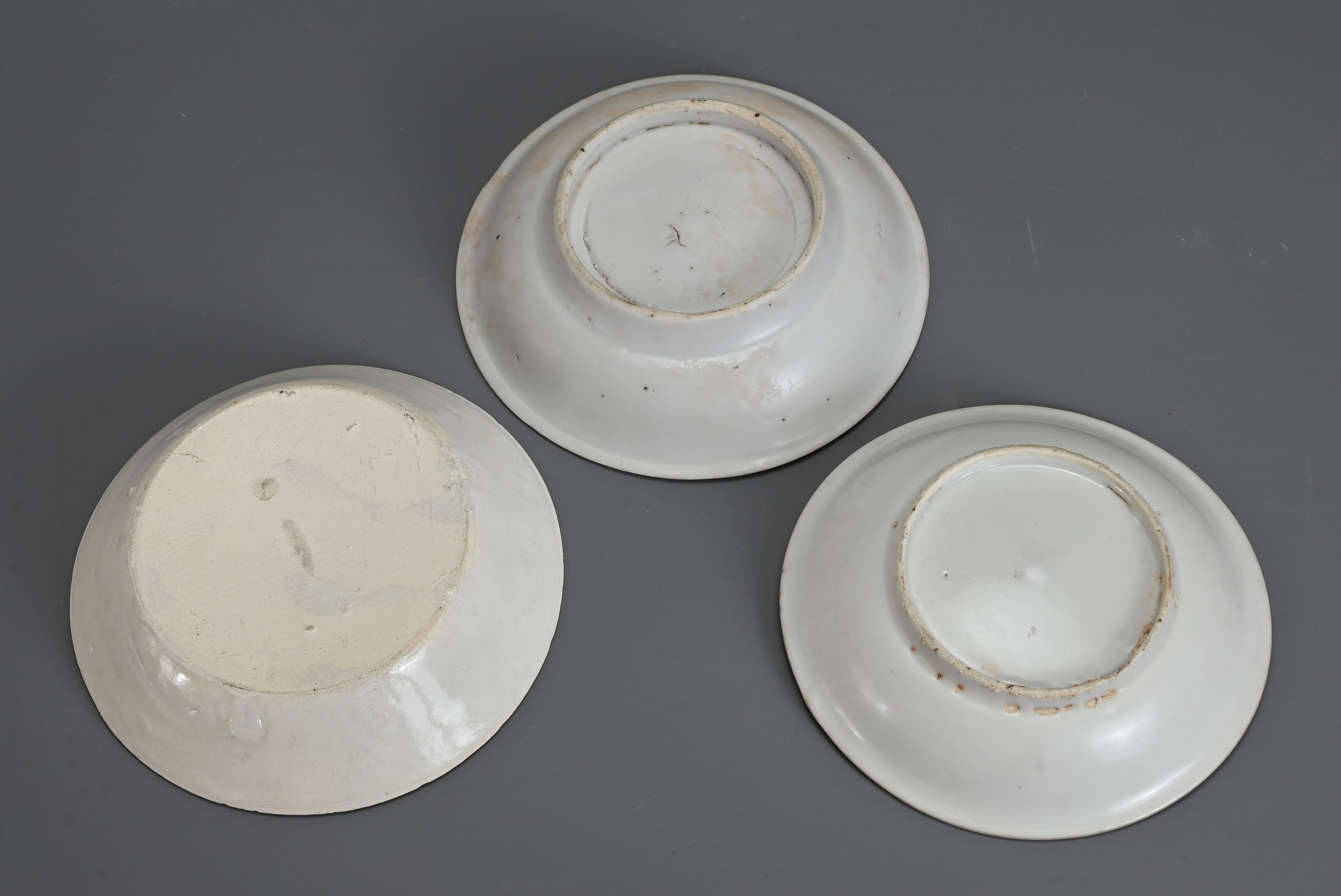THREE CHINESE PORCELAIN DISHES, SONG AND MING DYNASTY. To include two Blanc de Chine dishes with - Image 5 of 5