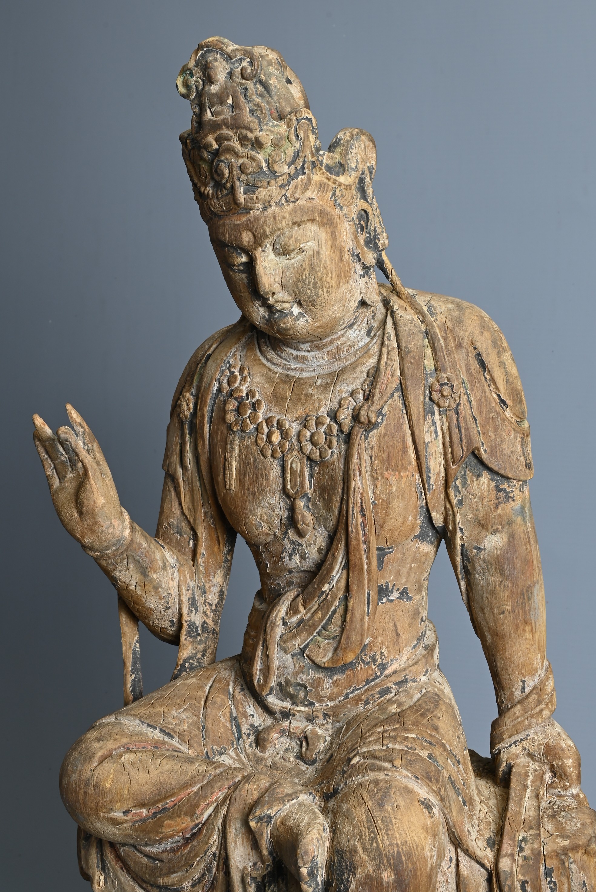 A FINE CHINESE PAINTED WOOD FIGURE OF GUANYIN, MING DYNASTY. Seated on an openwork pedestal with - Image 3 of 8