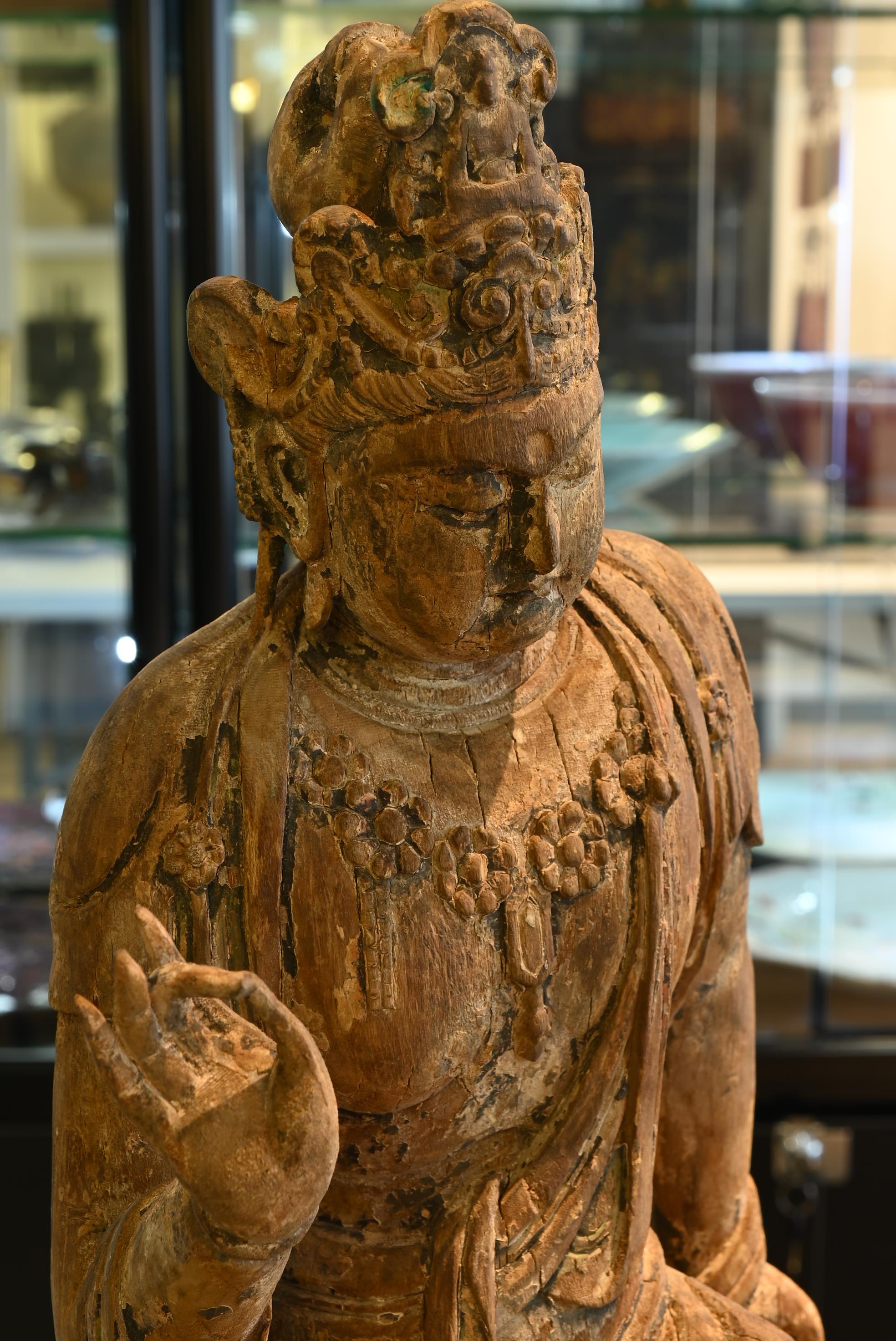 A FINE CHINESE PAINTED WOOD FIGURE OF GUANYIN, MING DYNASTY. Seated on an openwork pedestal with - Image 28 of 29