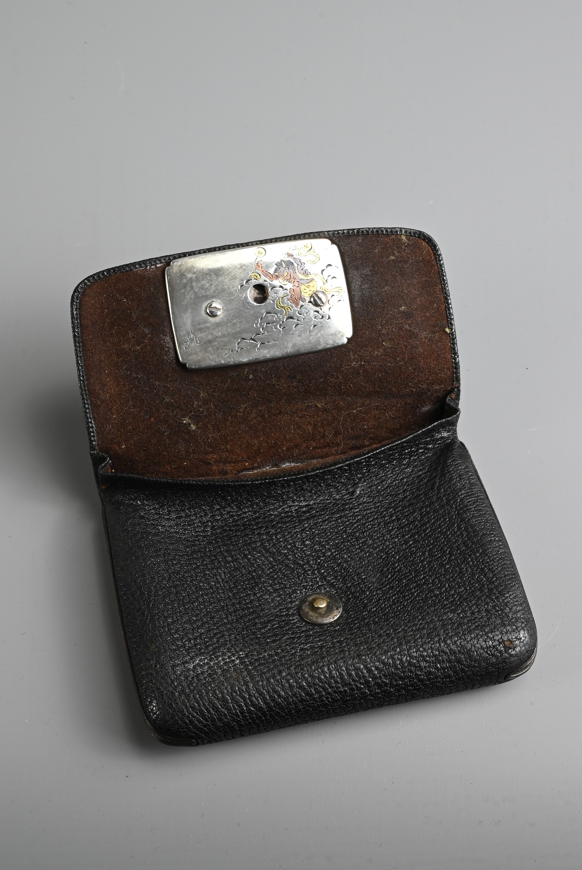 A JAPANESE MEIJI PERIOD (1868-1912) BLACK LEATHER COIN POUCH (FUKURO) WITH SILVER-COLOURED METAL - Image 5 of 6