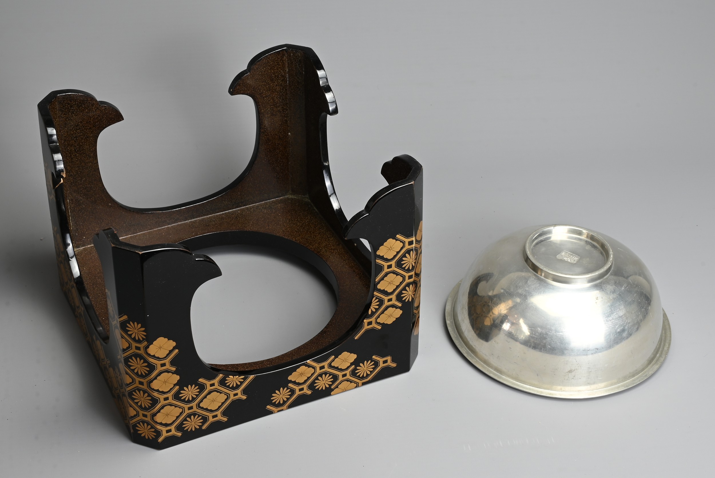 A JAPANESE MEIJI PERIOD (1869-1912) BLACK AND GILT LACQUER STAND AND WHITE METAL CUP WASHER ( - Image 7 of 8