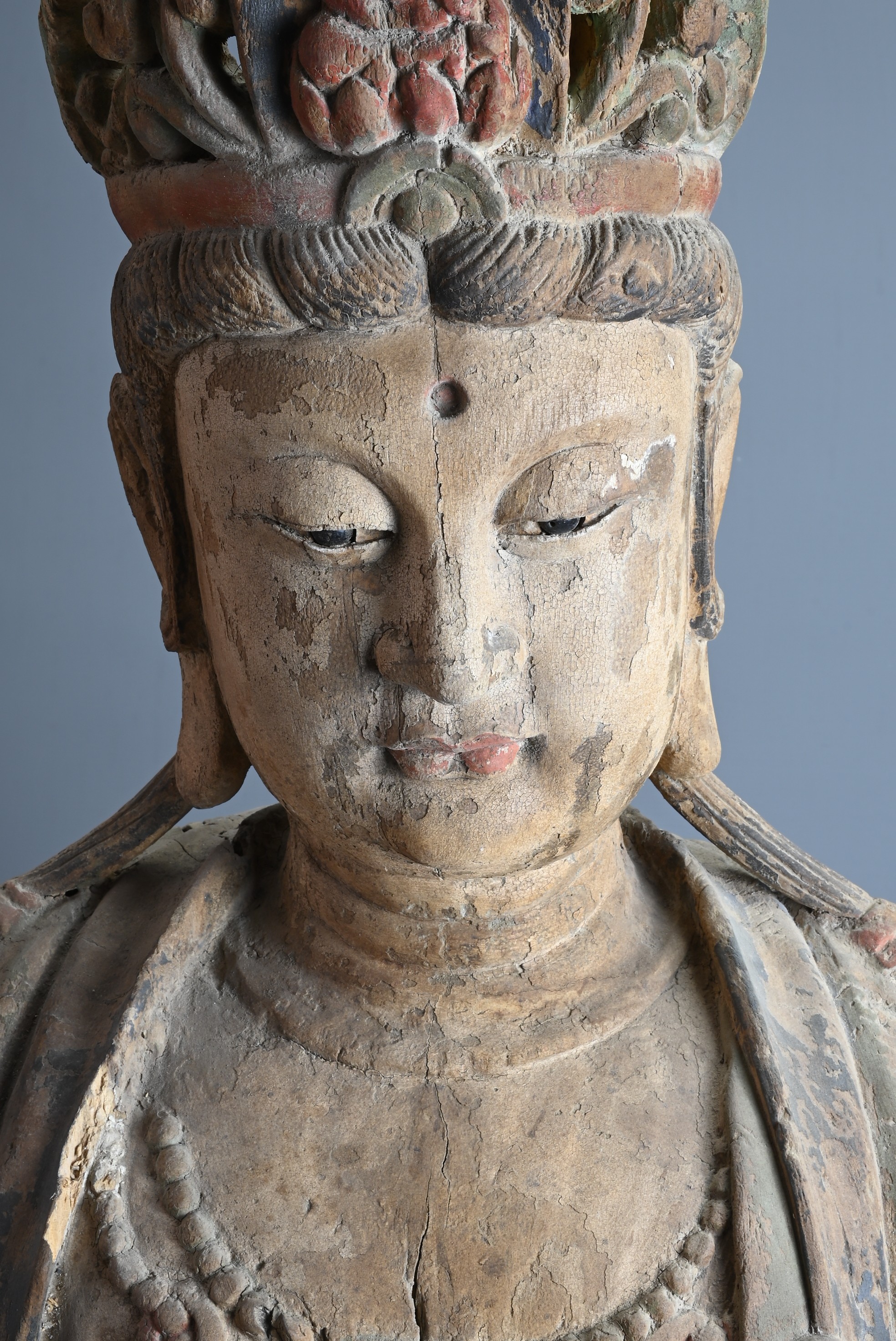 A VERY LARGE PAINTED WOOD FIGURE OF WATER MOON GUANYIN, MING / QING DYNASTY. The Bodhisattva - Image 5 of 10
