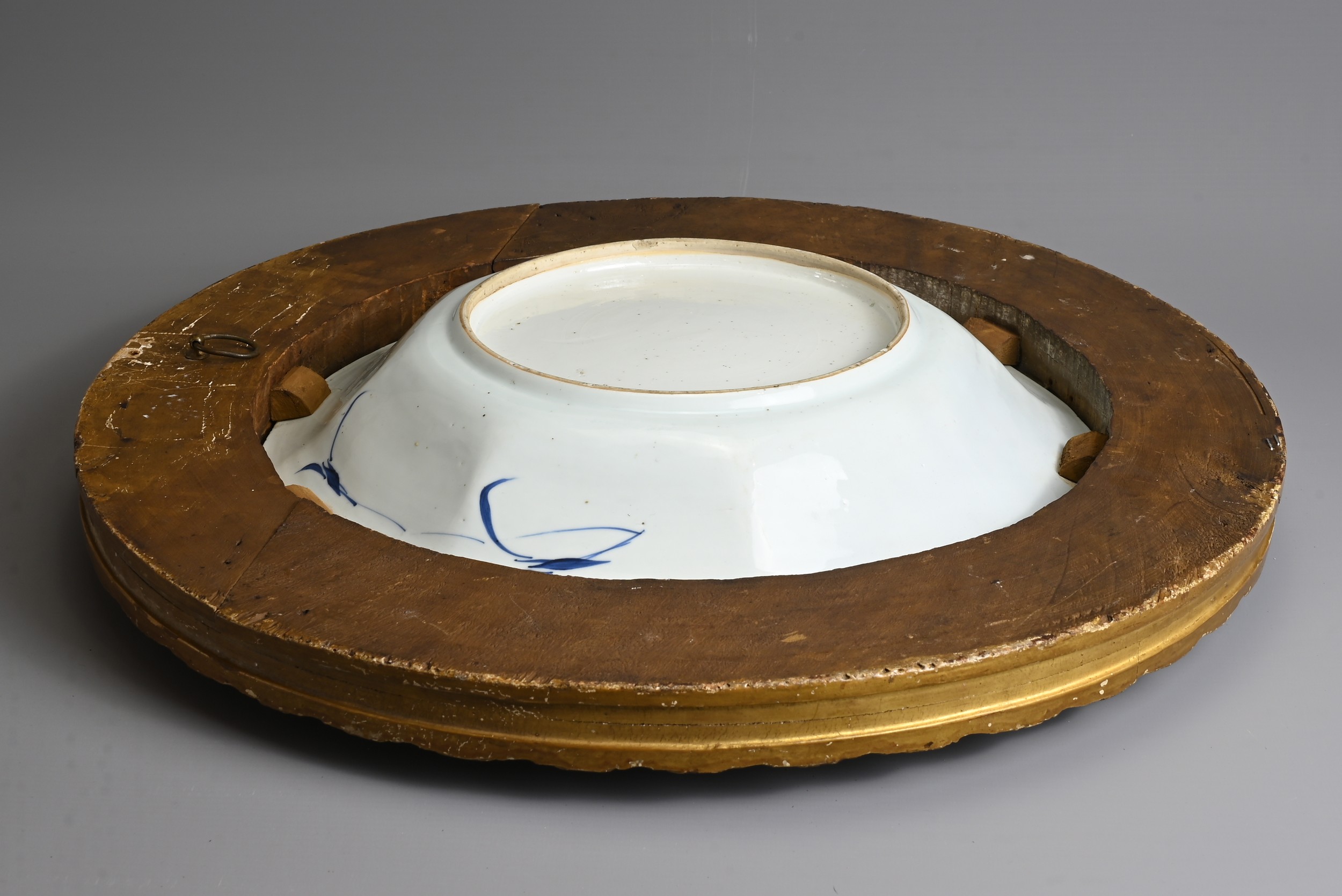 A LARGE CHINESE BLUE AND WHITE PORCELAIN DISH, 18TH CENTURY. The dish with octagonal lobbed sides - Image 7 of 8