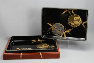 A PAIR OF EARLY 20TH CENTURY JAPANESE NESTED LACQUER TRAYS BY TOKIWAYA KOHEI. Decorated in gold