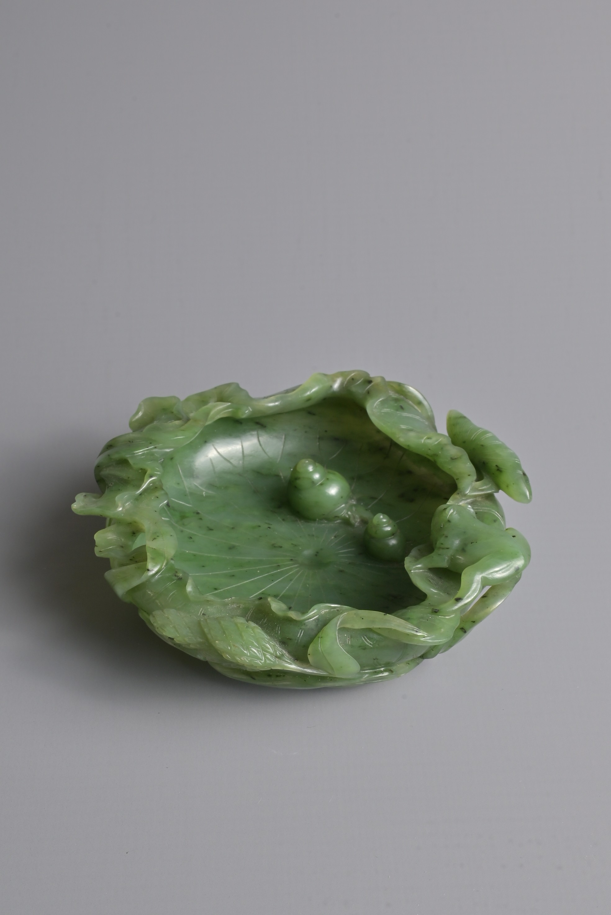 A FINE CHINESE SPINACH GREEN JADE BRUSH WASHER, QING DYNASTY. Finely carved shallow brush washer - Bild 2 aus 30