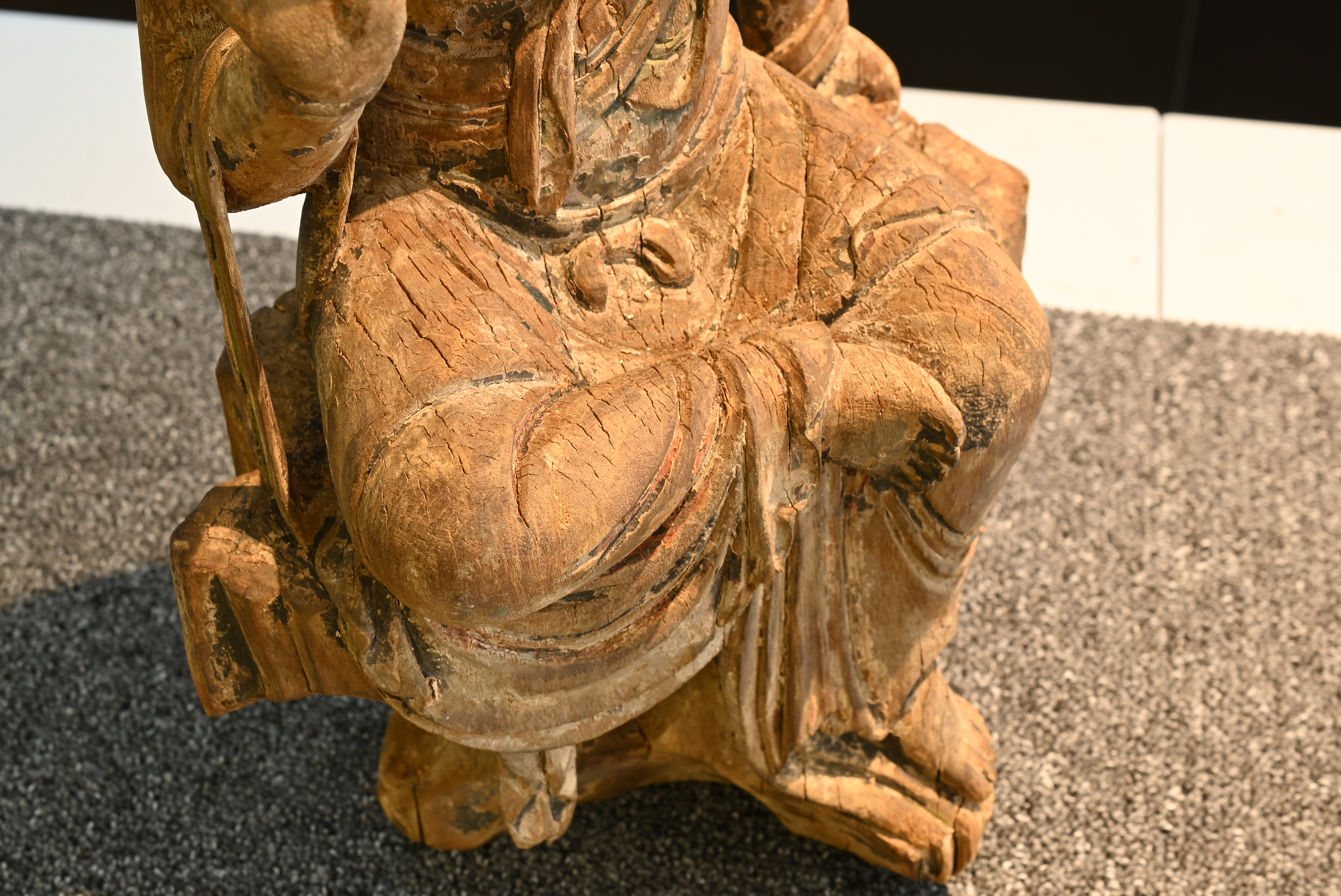 A FINE CHINESE PAINTED WOOD FIGURE OF GUANYIN, MING DYNASTY. Seated on an openwork pedestal with - Image 14 of 29