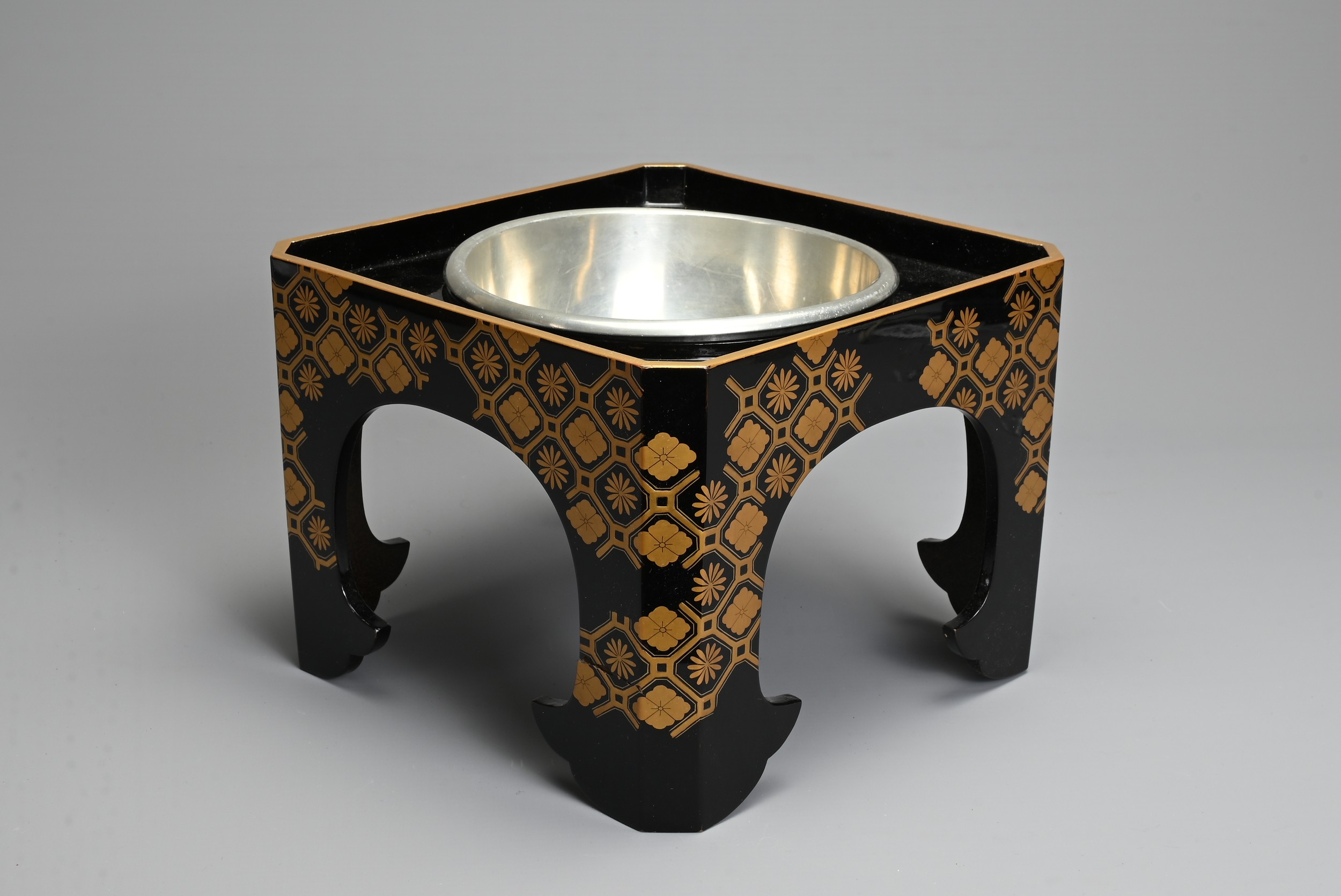 A JAPANESE MEIJI PERIOD (1869-1912) BLACK AND GILT LACQUER STAND AND WHITE METAL CUP WASHER ( - Image 5 of 8