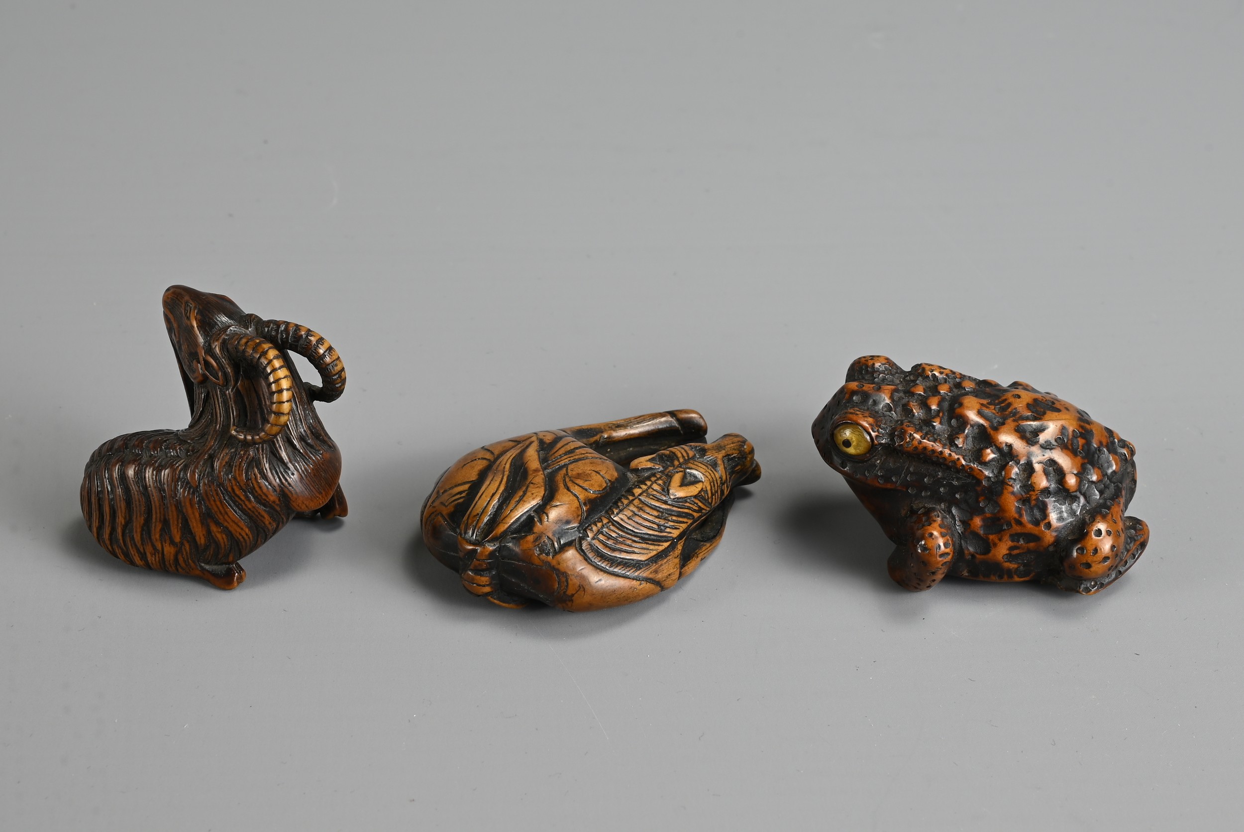 THREE 19TH CENTURY JAPANESE CARVED BOXWOOD NETSUKE. Comprising: a model of a goat, signed Kokei ( - Bild 2 aus 7