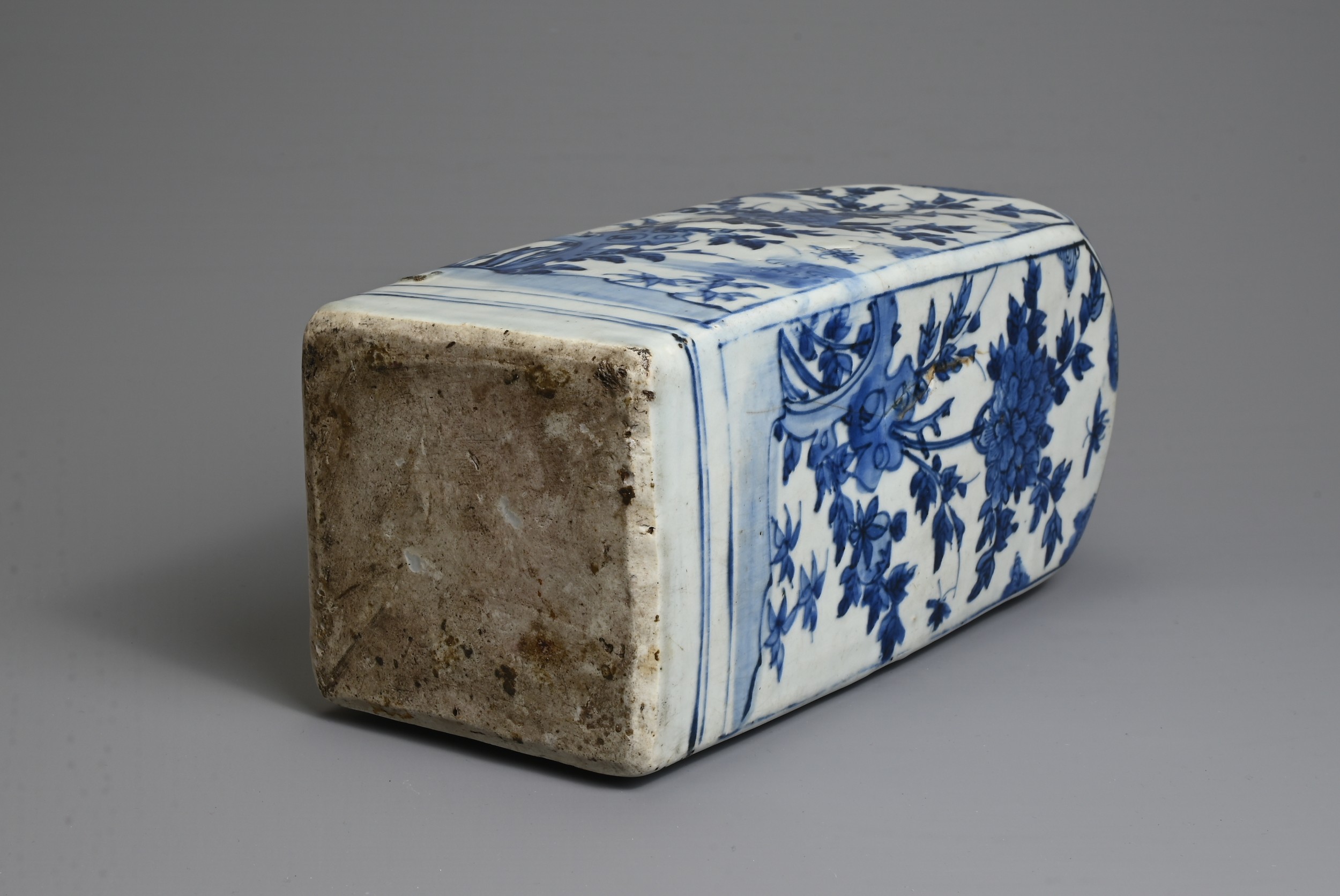 A CHINESE BLUE AND WHITE PORCELAIN BOTTLE, 16/17TH CENTURY. Of square form decorated with insects - Image 6 of 7