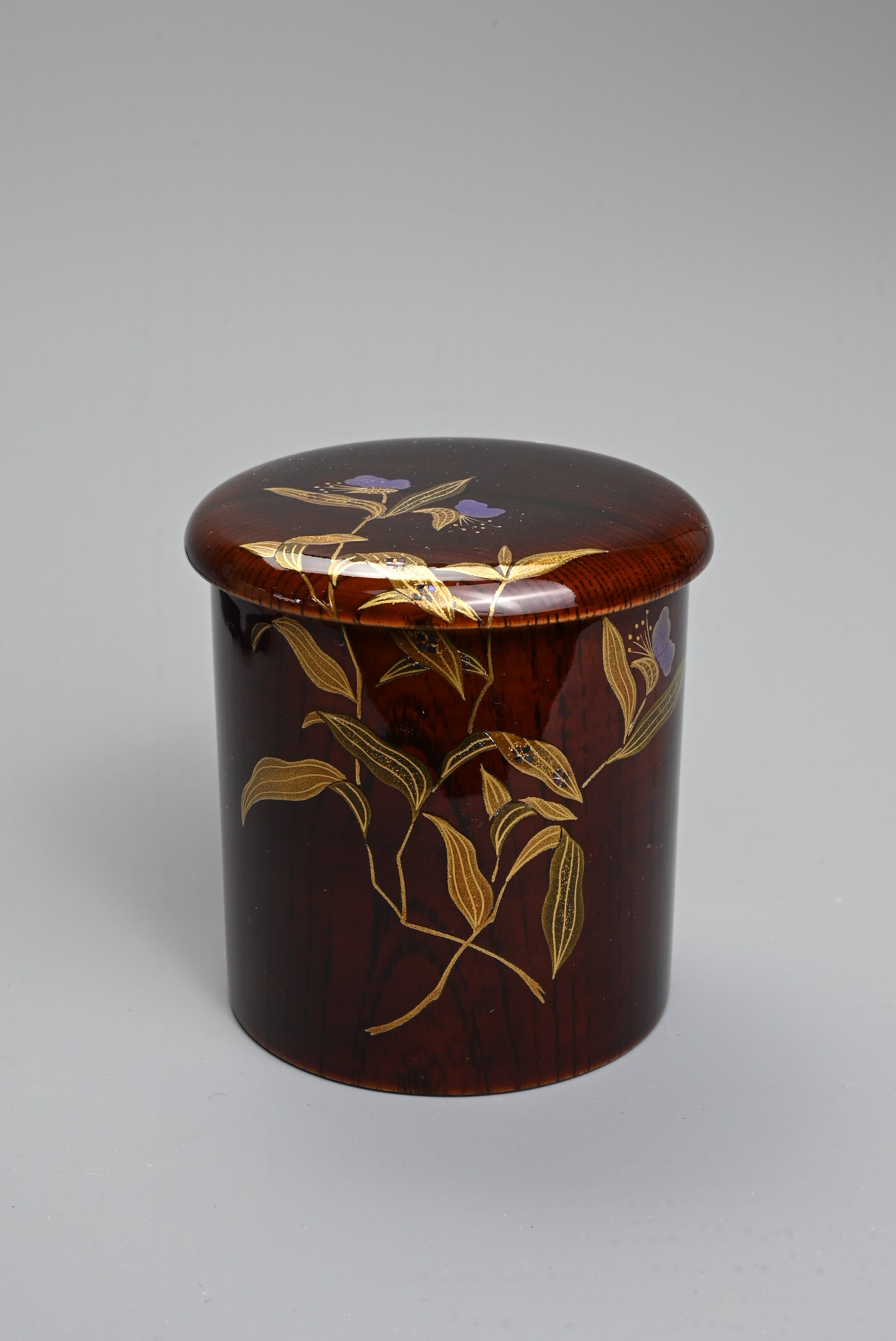 A CONTEMPORARY JAPANESE LACQUER CYLINDRICAL TEA CADDY AND COVER. Decorated in kinrinji-style maki- - Image 2 of 5