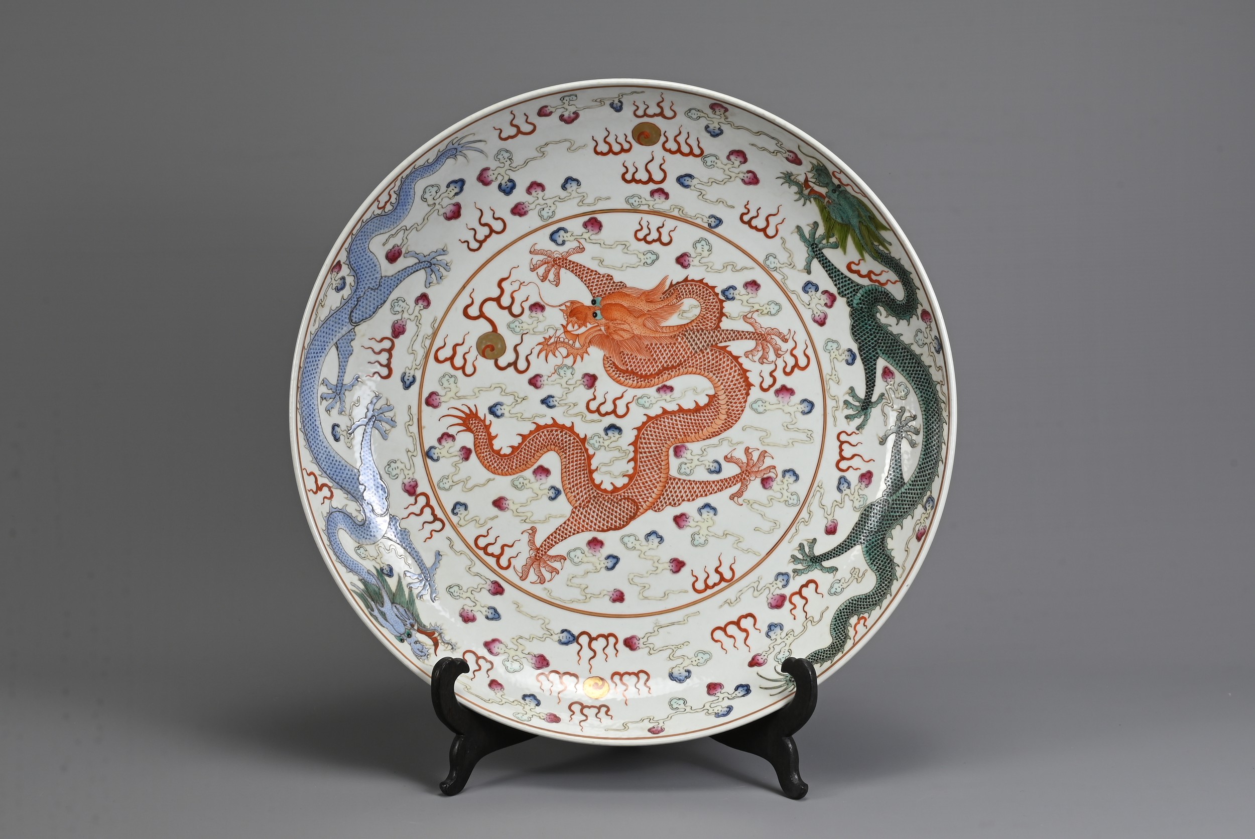 A LARGE CHINESE FAMILLE ROSE PORCELAIN DRAGON DISH, 19/20TH CENTURY. With deep rounded sides