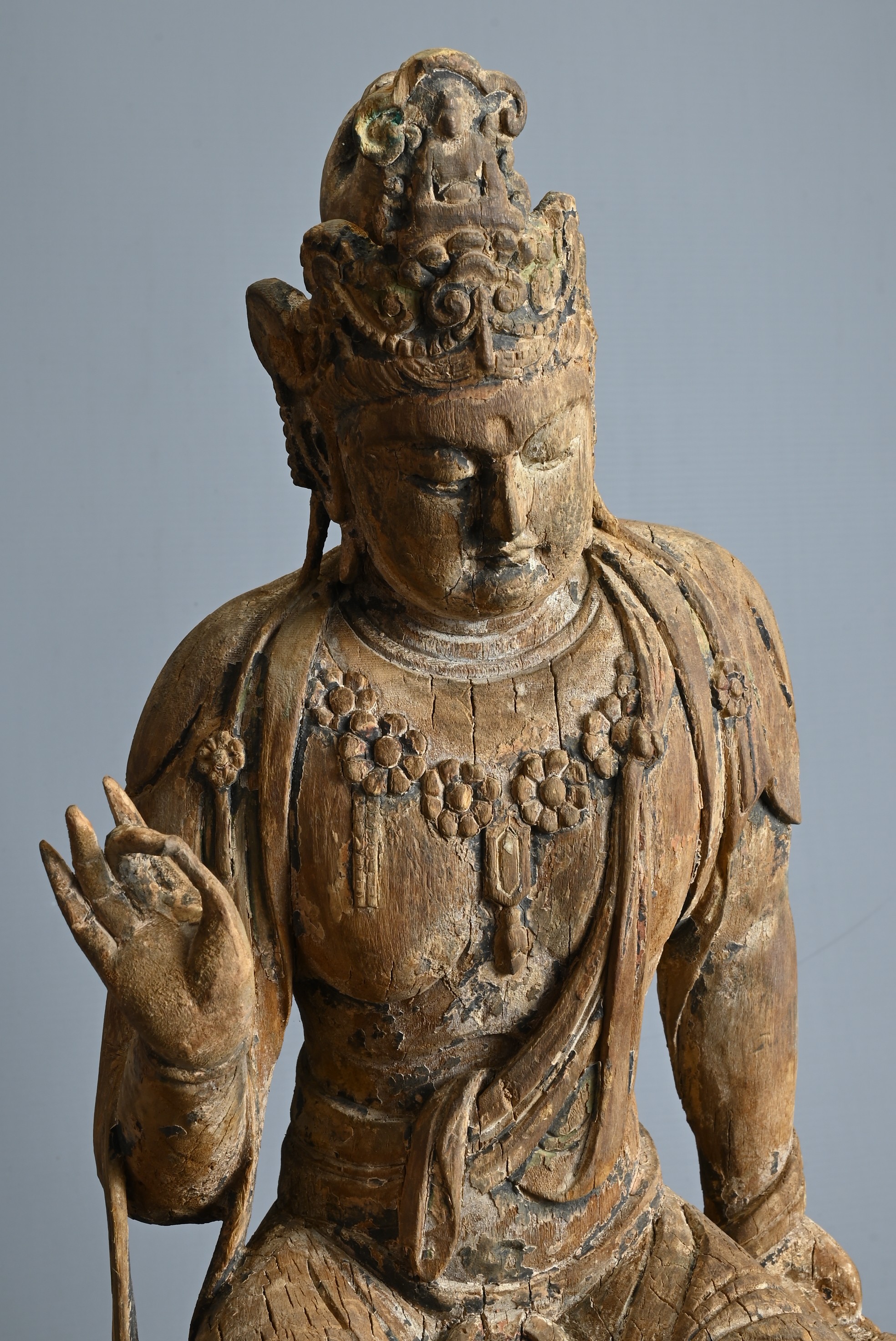 A FINE CHINESE PAINTED WOOD FIGURE OF GUANYIN, MING DYNASTY. Seated on an openwork pedestal with - Image 2 of 8