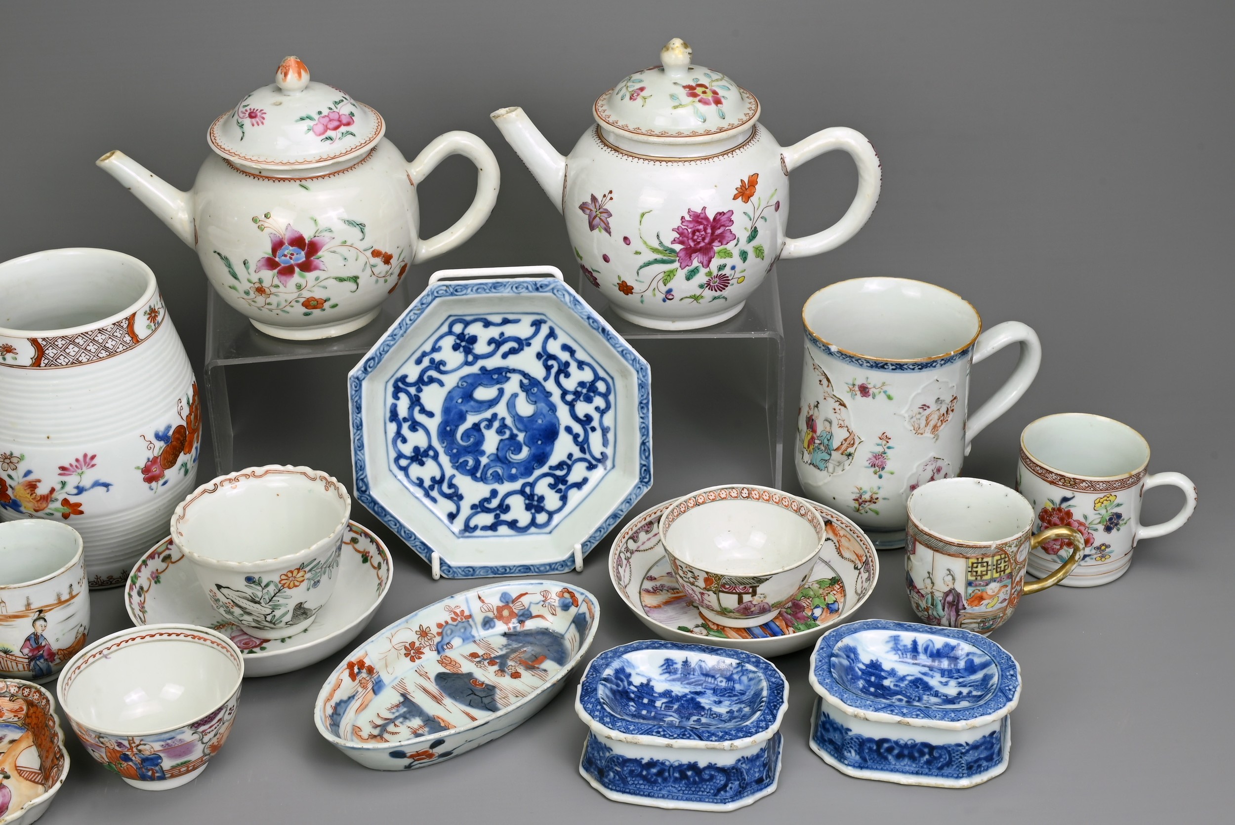 A QUANTITY OF CHINESE EXPORT PORCELAIN ITEMS, 18TH CENTURY. Famille rose and blue and white - Image 3 of 9