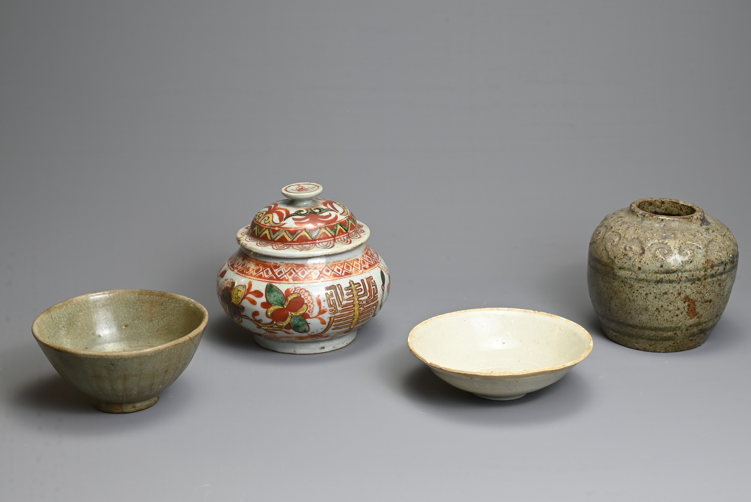 A GROUP OF CHINESE CERAMIC ITEMS. To include a Zhangzhou Swatow type pot and cover, decorated with